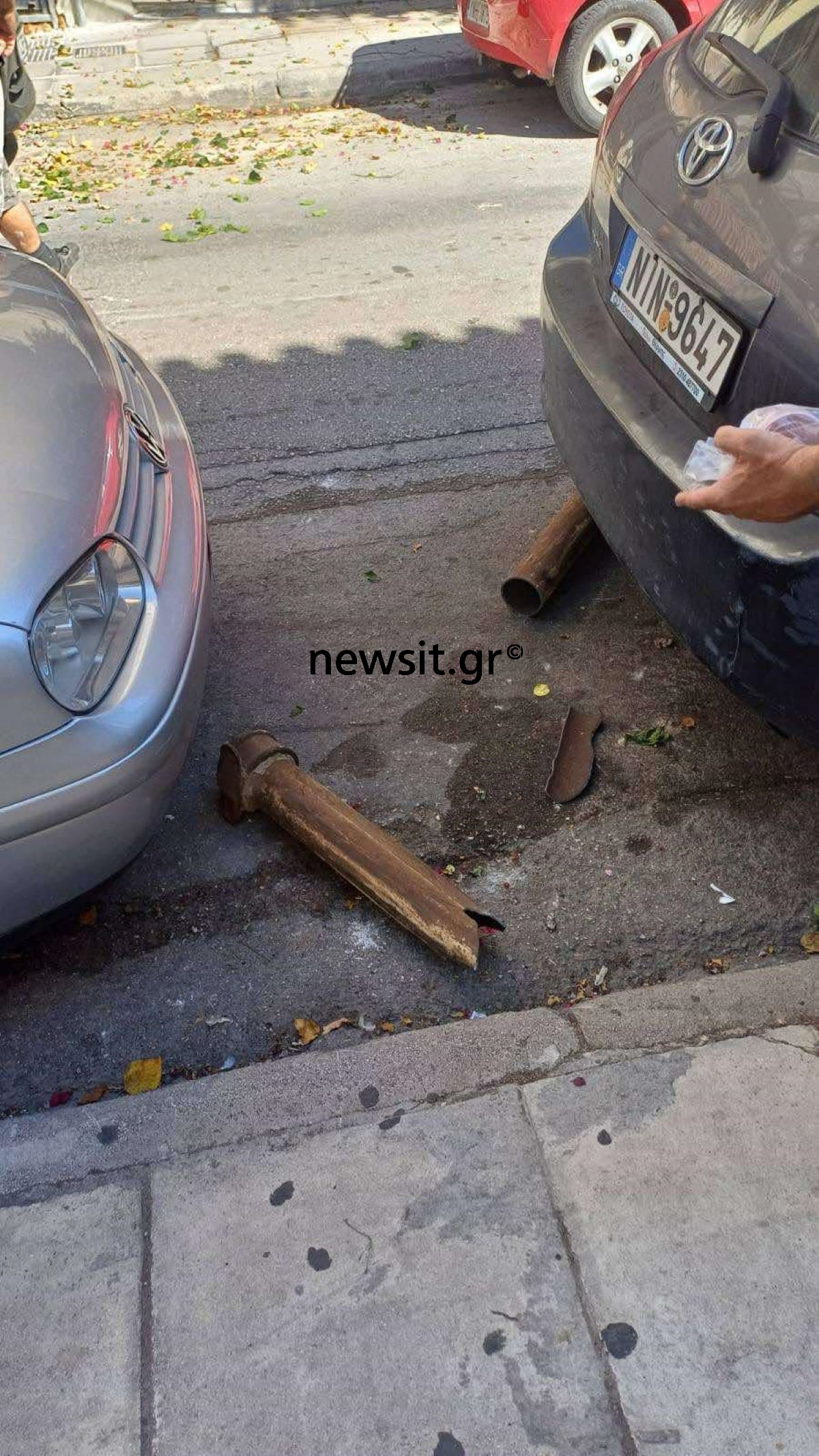 Τεράστια υδρορροή ξεκόλλησε από κτίριο στον Πειραιά κι έπεσε στο δρόμο - «Θα με σκότωνε!»