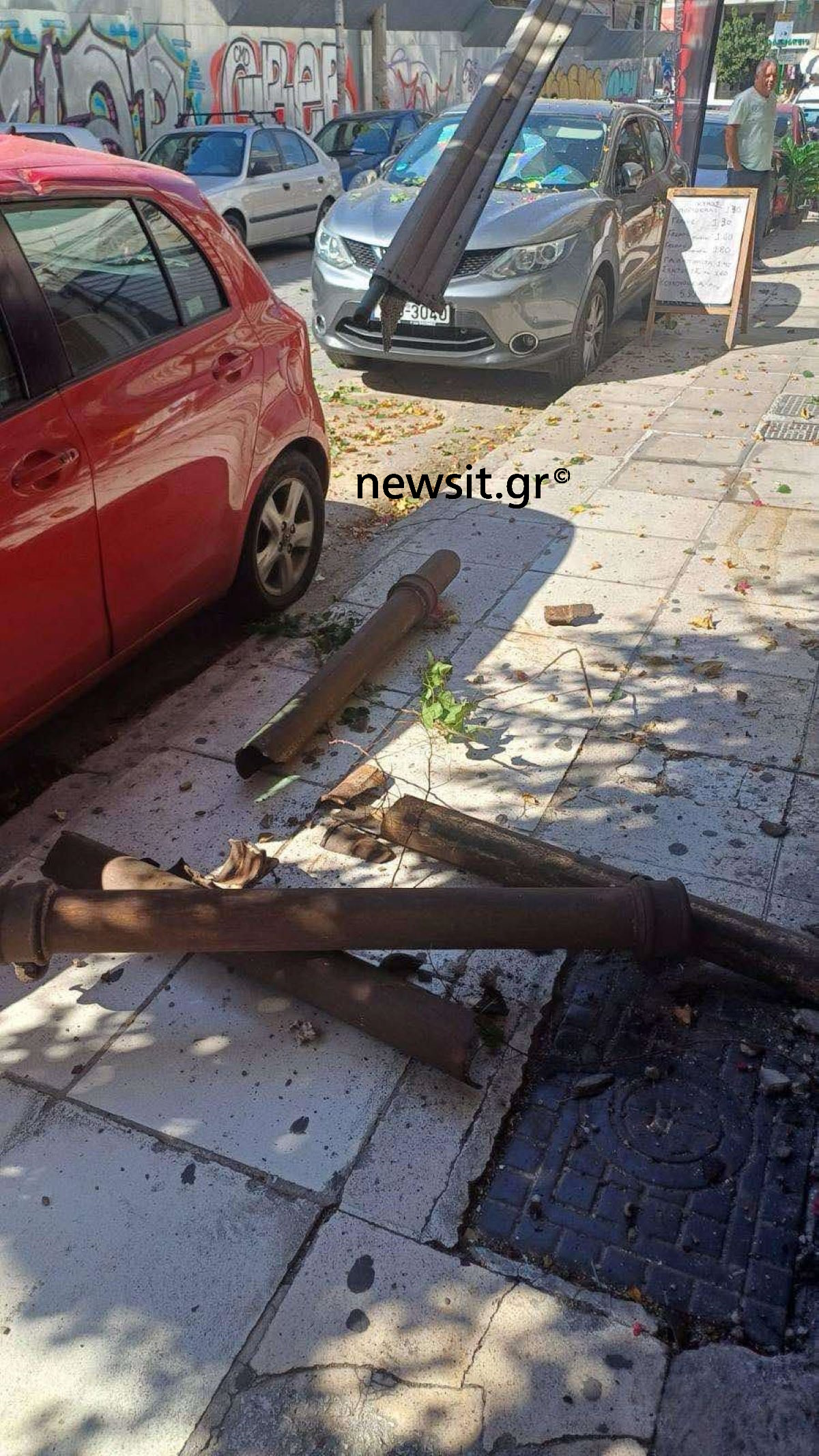 Τεράστια υδρορροή ξεκόλλησε από κτίριο στον Πειραιά κι έπεσε στο δρόμο - «Θα με σκότωνε!»