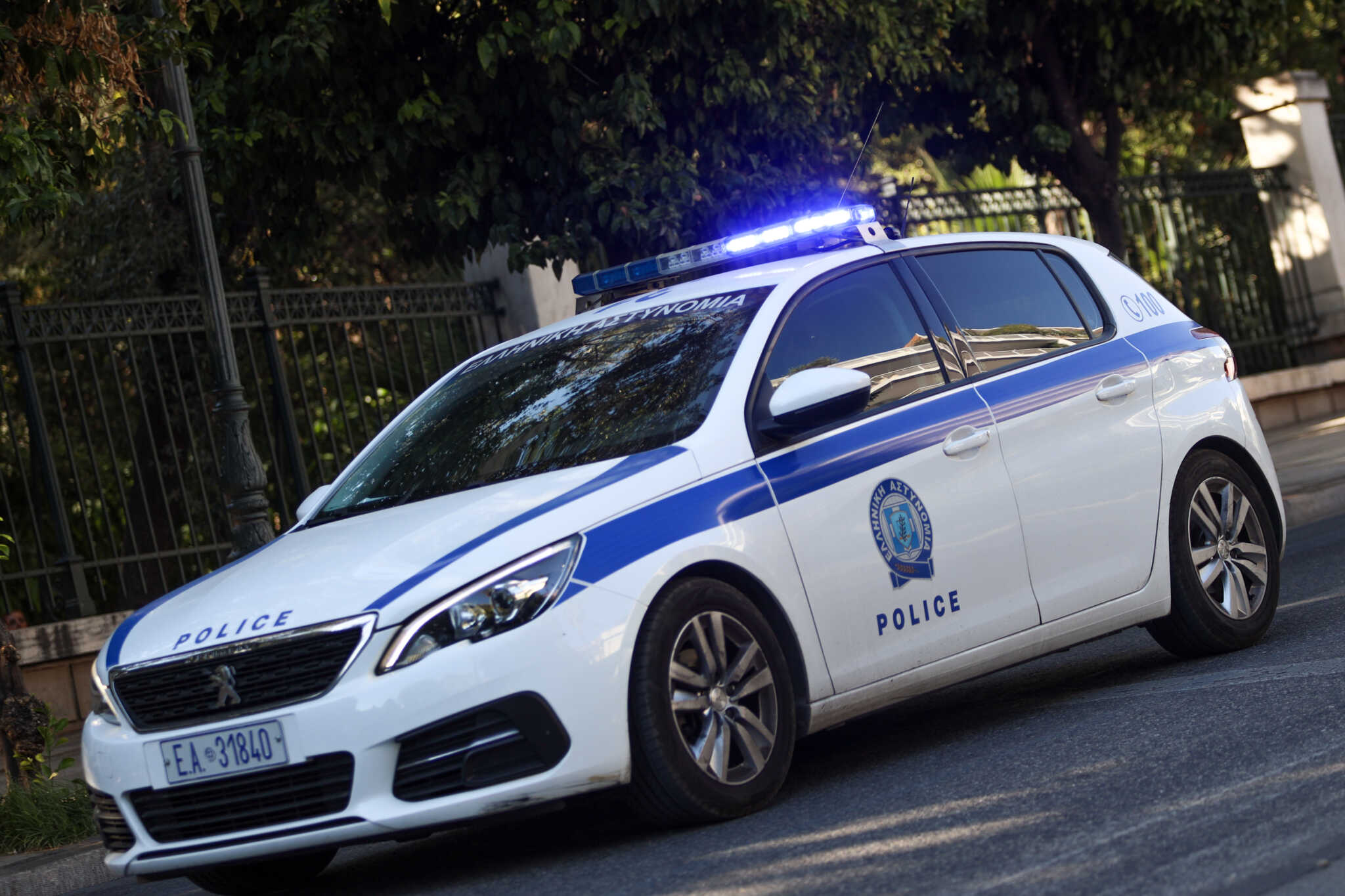 Συναγερμός για ύποπτη τσάντα έξω από πολυκατοικία στη Δάφνη – Έχει αποκλειστεί το σημείο