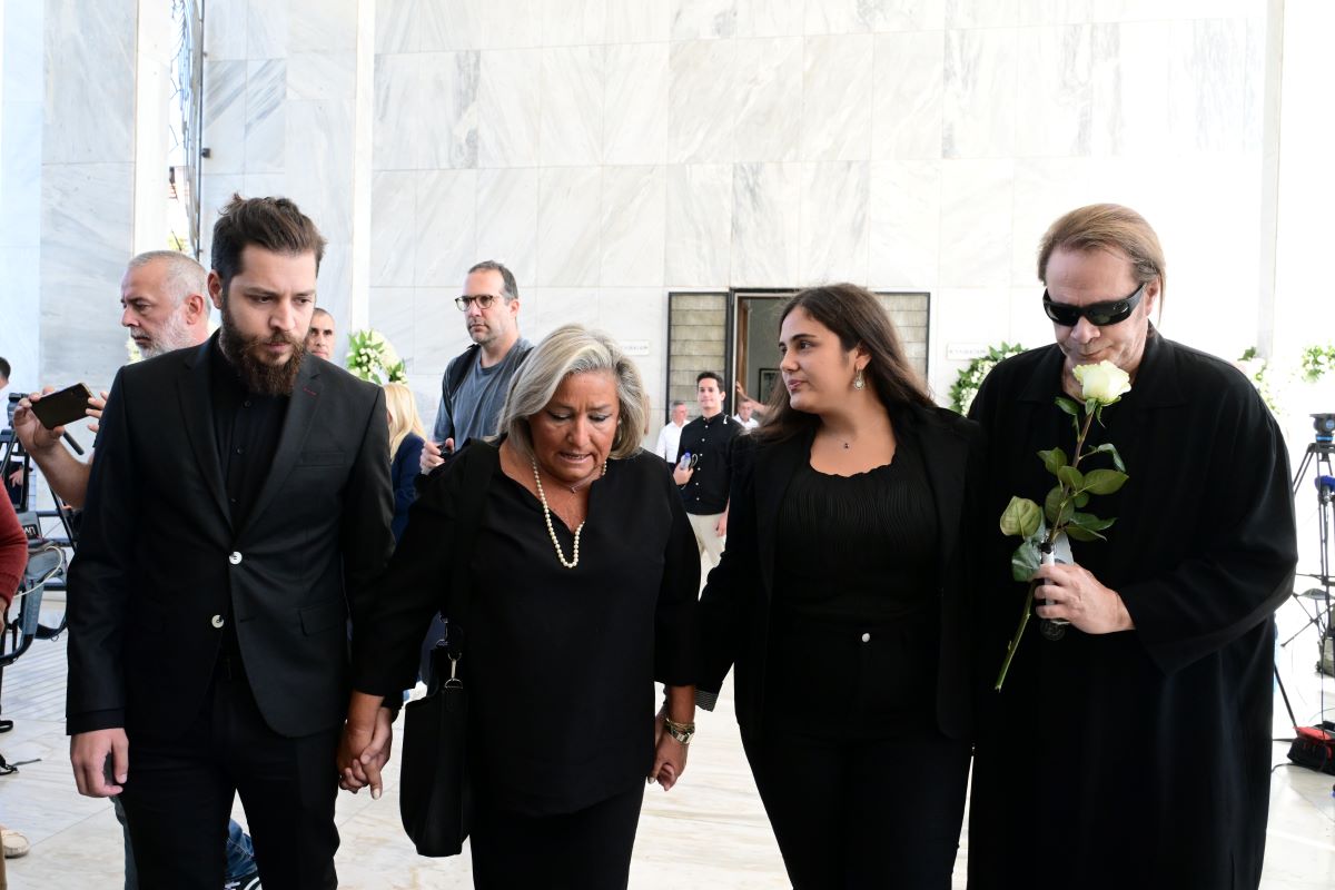 Δείτε live: Το newsit.gr αποχαιρετά τον Μίμη Πλέσσα – Βαθιά συγκινημένη η Λουκίλα Καρρέρ