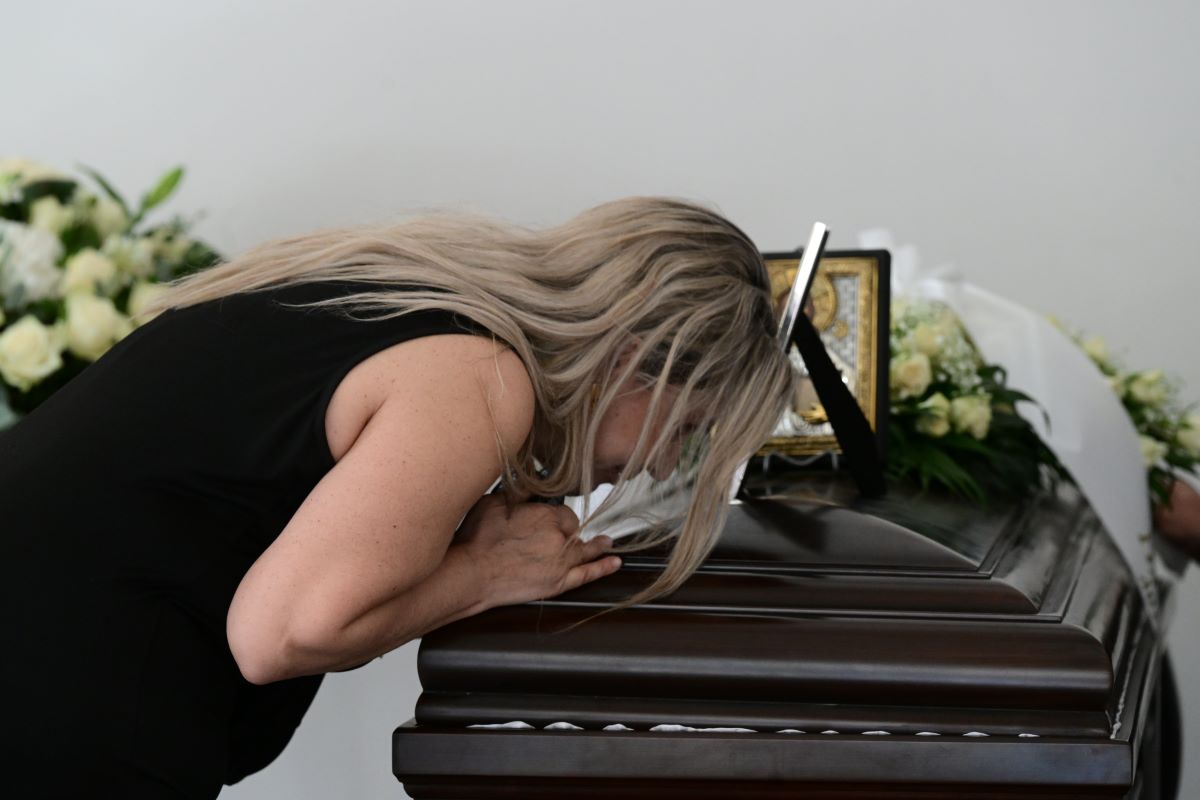 Μίμης Πλέσσας: Άρχισε το λαϊκό προσκύνημα για τη σορό του – Στις 15:00 η κηδεία του 7 Μίμης Πλέσσας: Άρχισε το λαϊκό προσκύνημα για τη σορό του – Στις 15:00 η κηδεία του