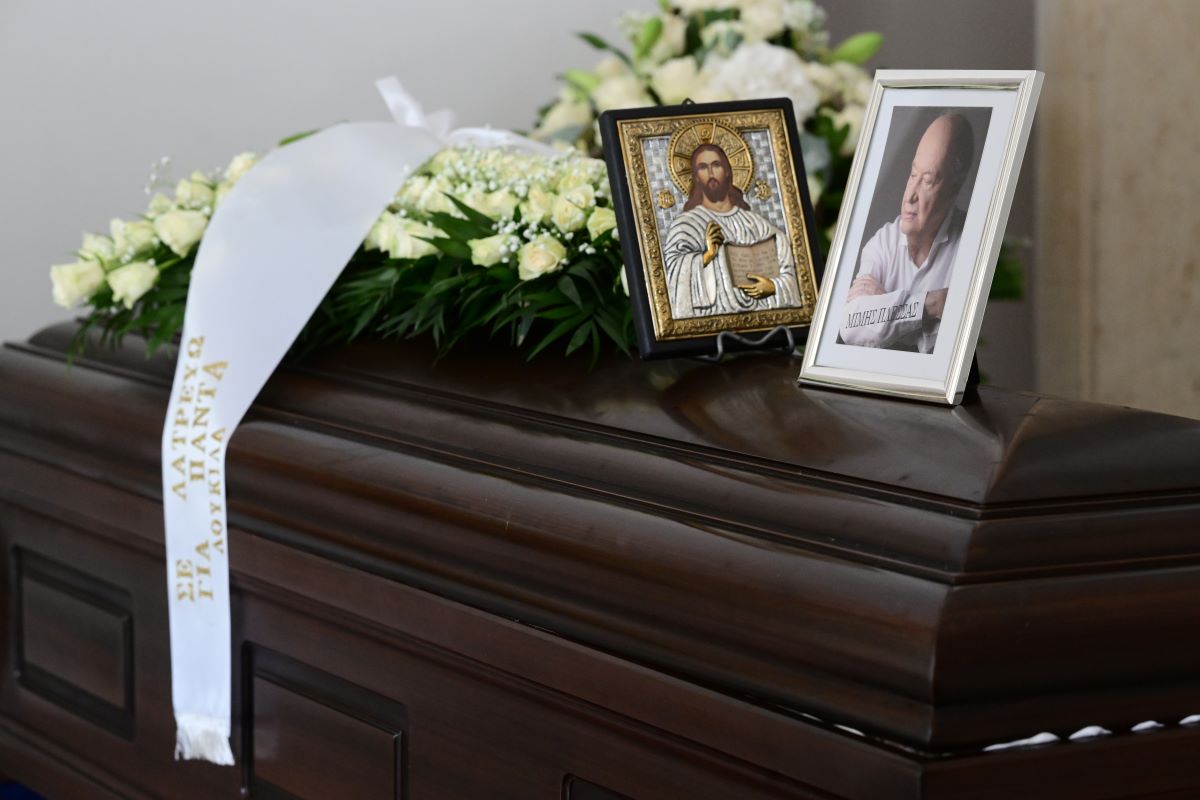 Μίμης Πλέσσας: Άρχισε το λαϊκό προσκύνημα για τη σορό του – Στις 15:00 η κηδεία του 9 Μίμης Πλέσσας: Άρχισε το λαϊκό προσκύνημα για τη σορό του – Στις 15:00 η κηδεία του