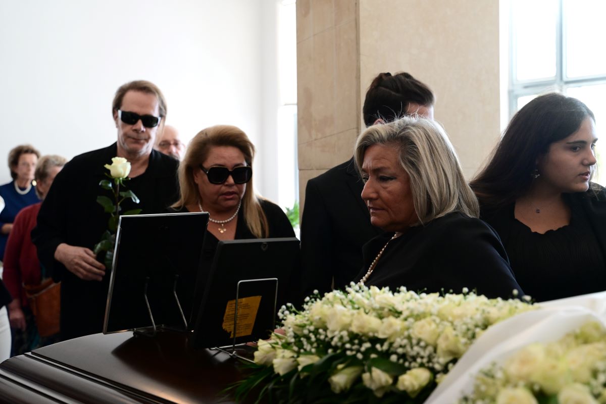 Δείτε live: Το newsit.gr αποχαιρετά τον Μίμη Πλέσσα - Βαθιά συγκινημένη η Λουκίλα Καρρέρ
