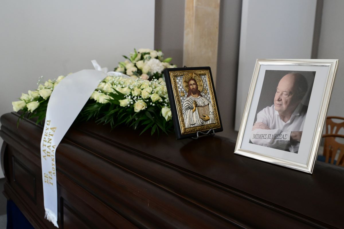 Μίμης Πλέσσας: Άρχισε το λαϊκό προσκύνημα για τη σορό του – Στις 15:00 η κηδεία του 12 Μίμης Πλέσσας: Άρχισε το λαϊκό προσκύνημα για τη σορό του – Στις 15:00 η κηδεία του