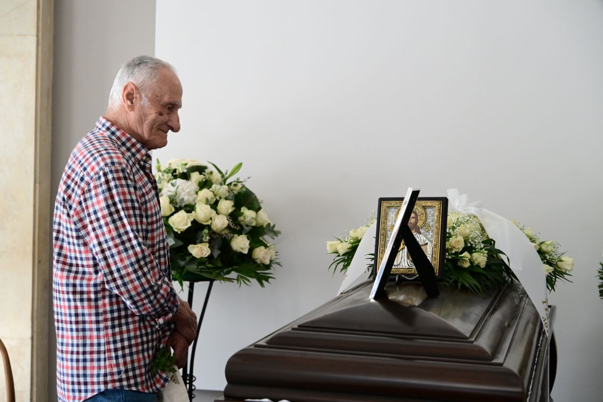 Μίμης Πλέσσας: Άρχισε το λαϊκό προσκύνημα για τη σορό του – Στις 15:00 η κηδεία του 10 Μίμης Πλέσσας: Άρχισε το λαϊκό προσκύνημα για τη σορό του – Στις 15:00 η κηδεία του