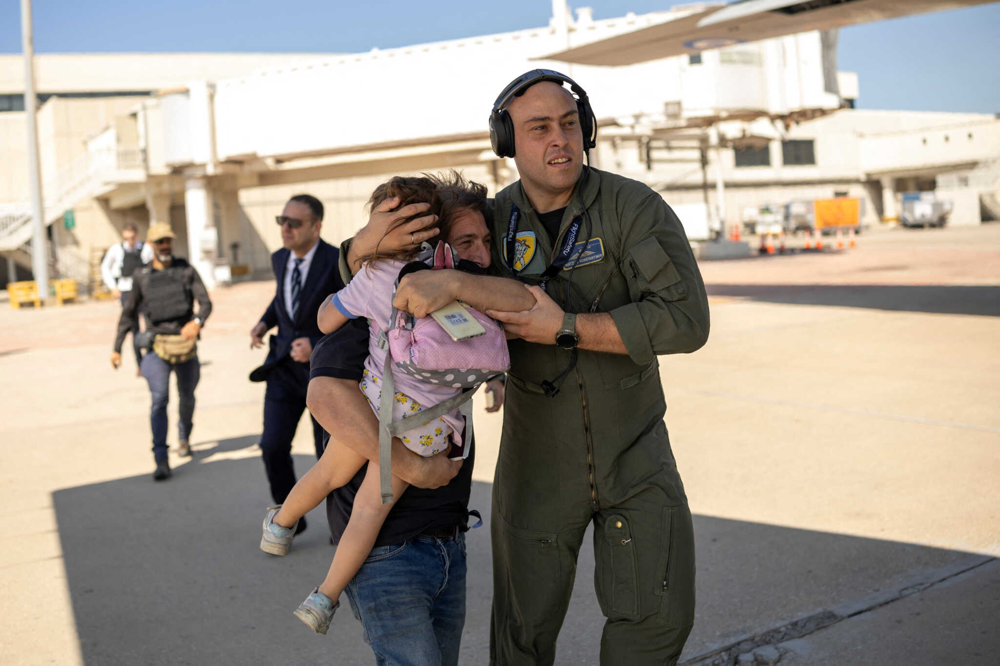 Άφησαν πίσω τη ζωή τους: Το ταξίδι των Ελλήνων του Λιβάνου μέσα στο C130