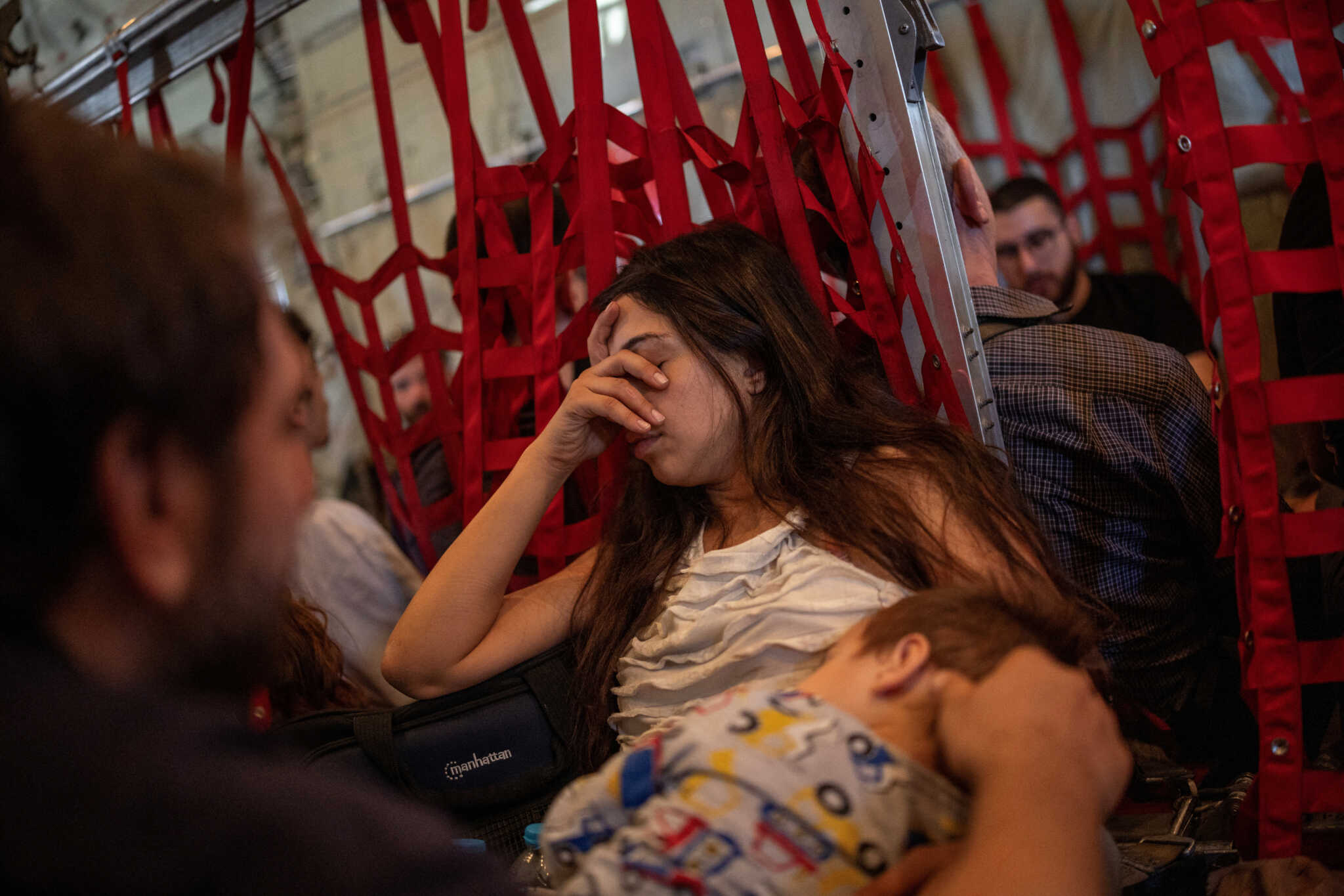 Άφησαν πίσω τη ζωή τους: Το ταξίδι των Ελλήνων του Λιβάνου μέσα στο C130 8 Άφησαν πίσω τη ζωή τους: Το ταξίδι των Ελλήνων του Λιβάνου μέσα στο C130