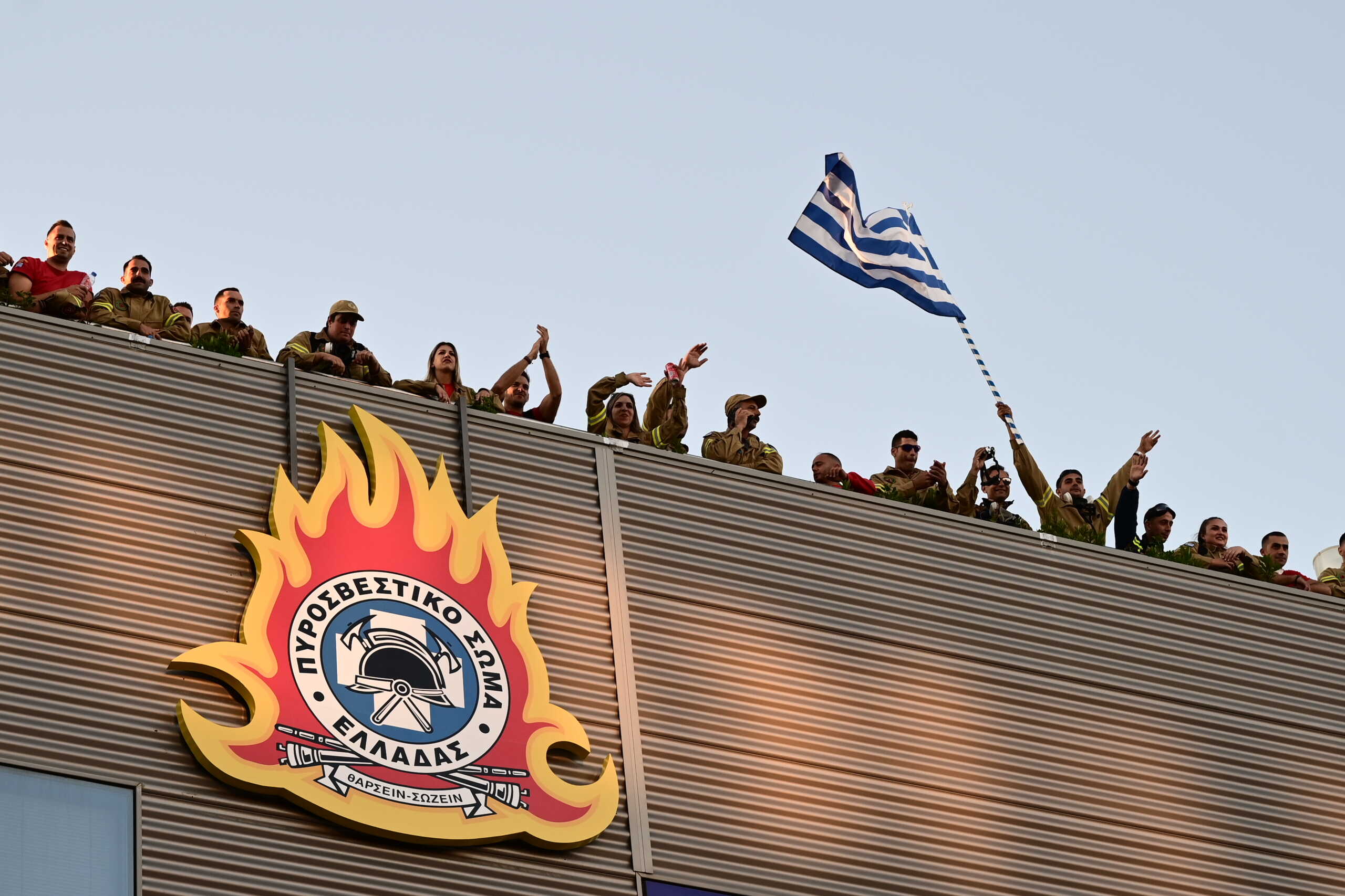 Εποχικός πυροσβέστης απείλησε να πέσει στο κενό έξω από το υπουργείο Πολιτικής Προστασίας 8 Εποχικός πυροσβέστης απείλησε να πέσει στο κενό έξω από το υπουργείο Πολιτικής Προστασίας