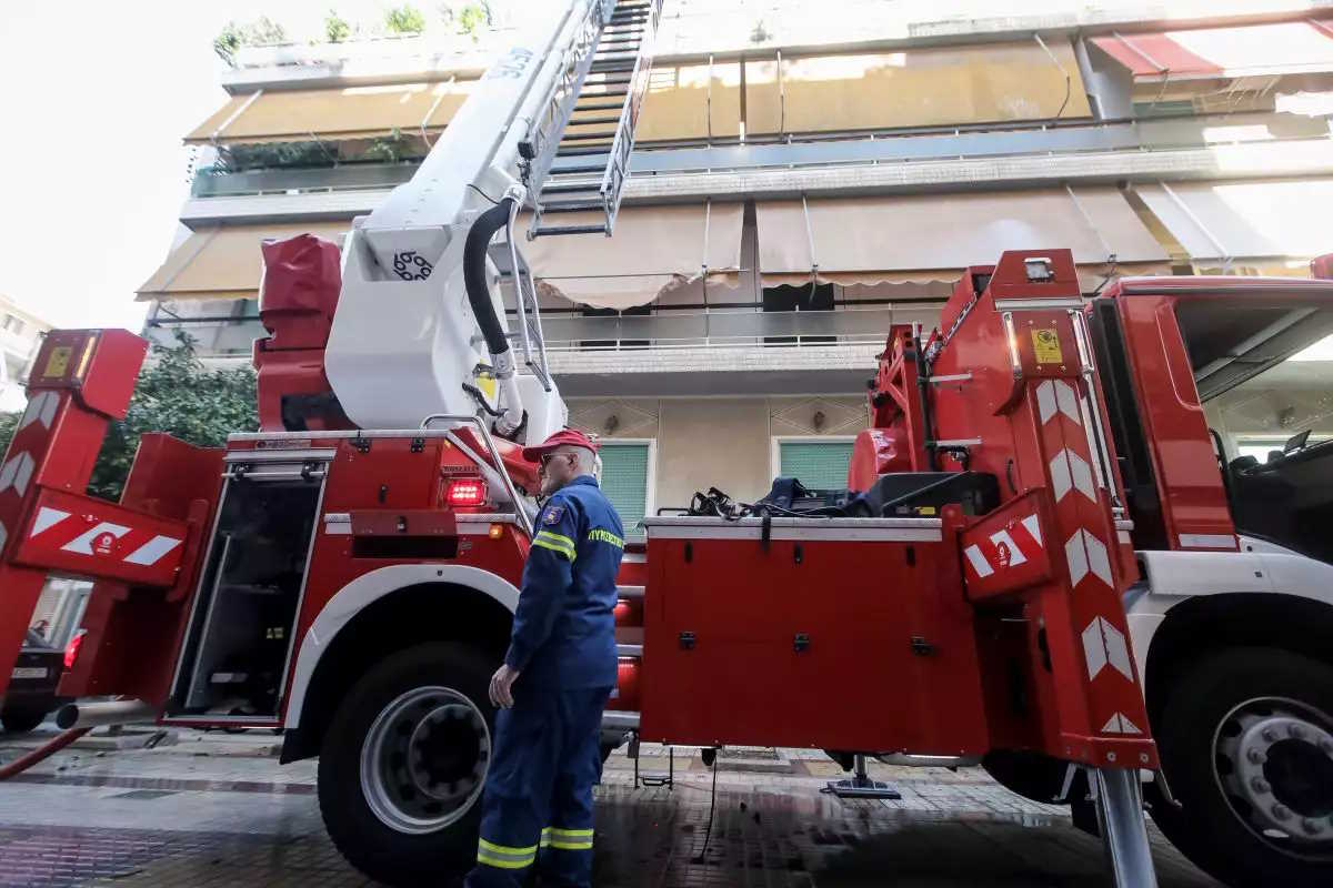 Φωτιά σε διαμέρισμα στην οδό Φυλής – Ένας άνδρας χωρίς τις αισθήσεις του