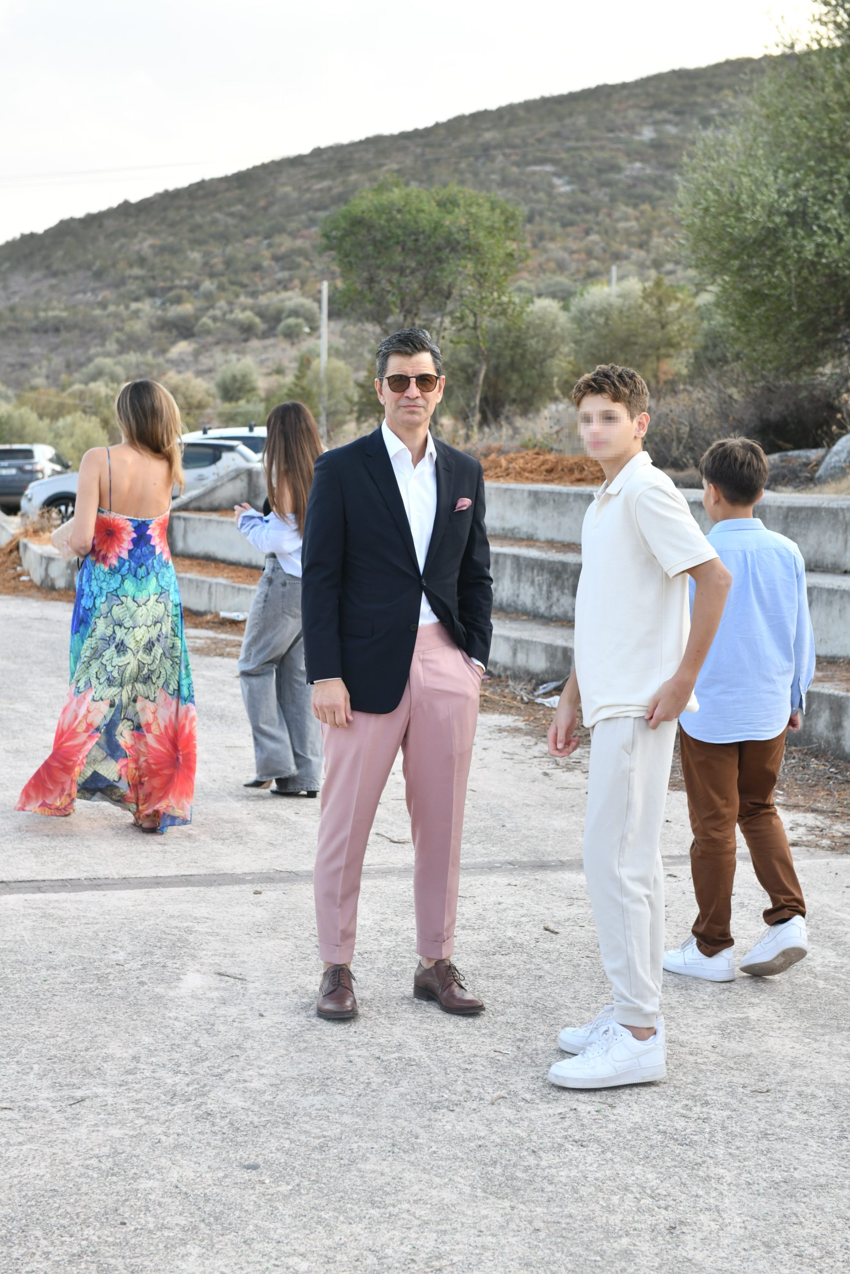 Γάμος Απόστολου Ρουβά: Στο πλευρό του αδελφού του ο Σάκης Ρουβάς και η μητέρα τους – Μαζί του η Κάτια Ζυγούλη