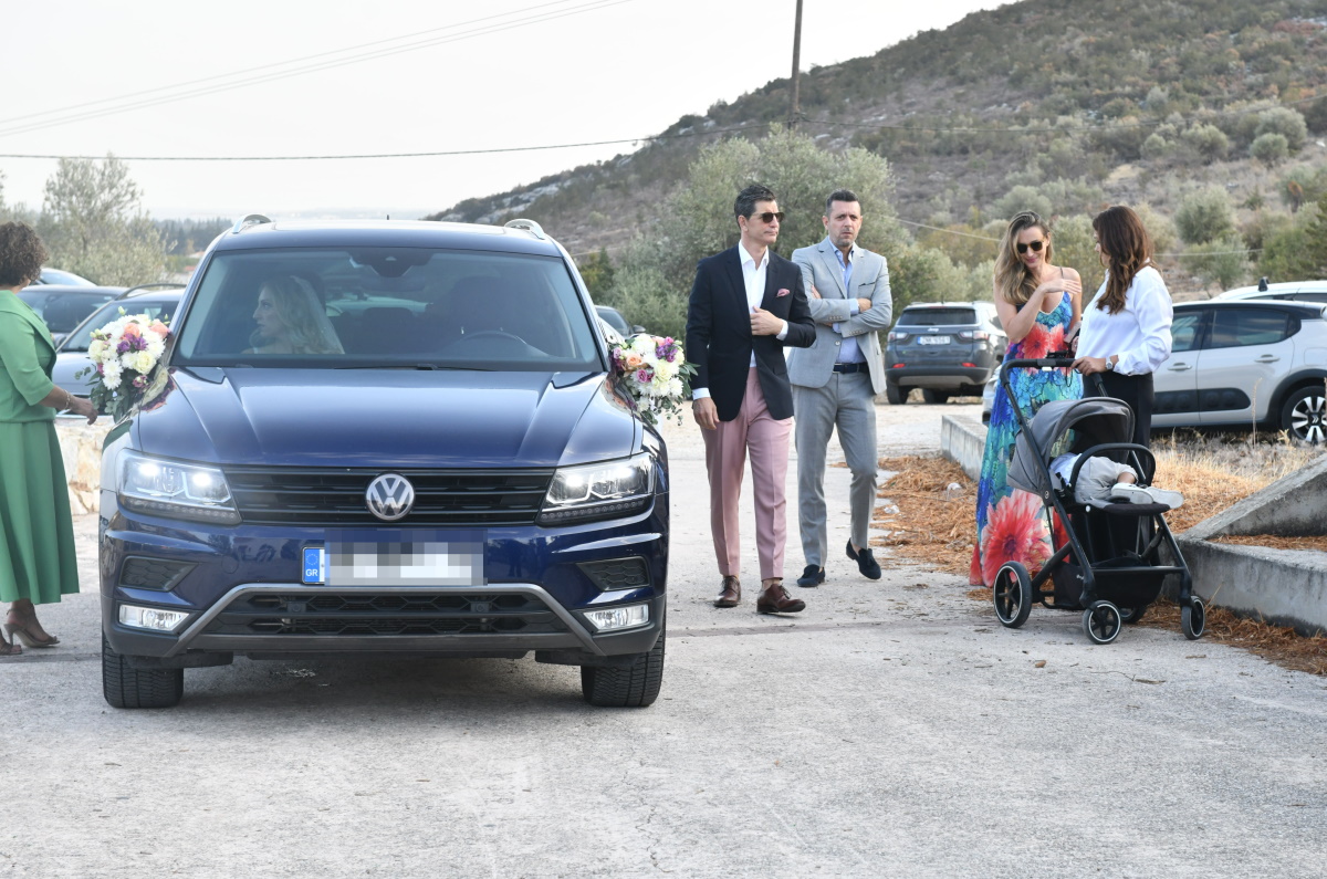 Γάμος Απόστολου Ρουβά: Στο πλευρό του αδελφού του ο Σάκης Ρουβάς και η μητέρα τους – Μαζί του η Κάτια Ζυγούλη