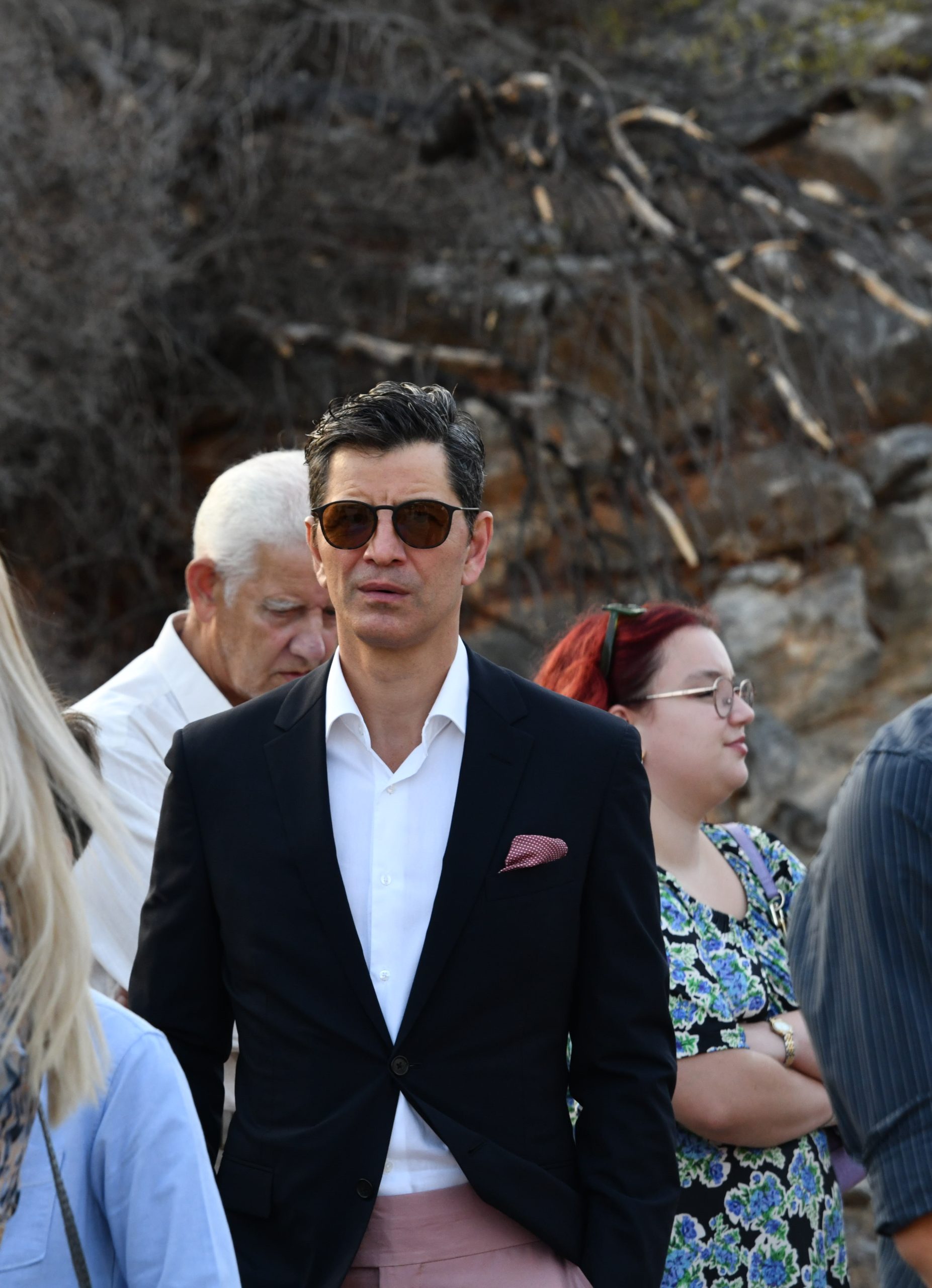 Γάμος Απόστολου Ρουβά: Στο πλευρό του αδελφού του ο Σάκης Ρουβάς και η μητέρα τους – Μαζί του η Κάτια Ζυγούλη