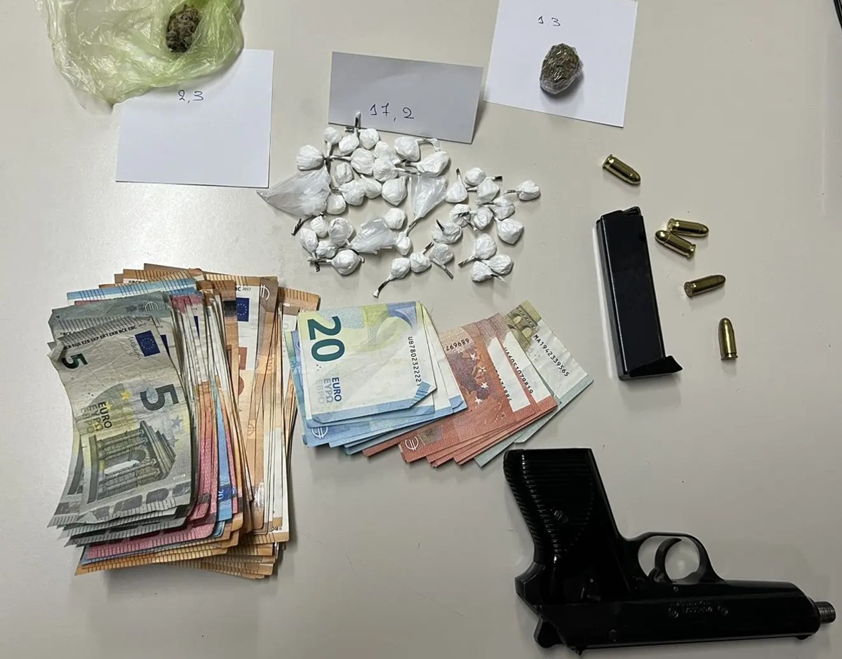 Βρήκαν ναρκωτικά και όπλο κρυμμένα σε κρύπτες μέσα σε αυτοκίνητο στο Περιστέρι – Χειροπέδες σε 2 άνδρες
