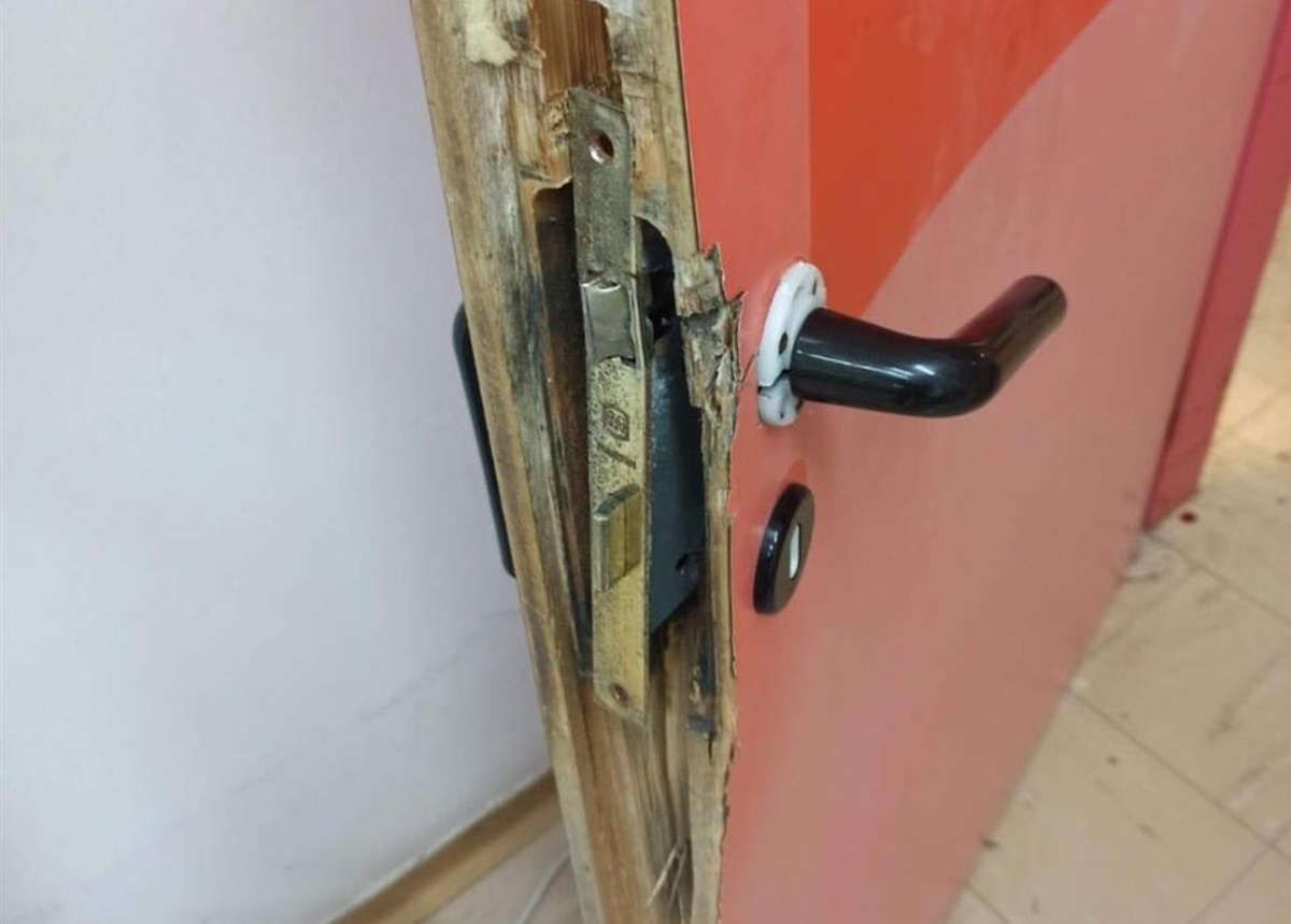 Ρομά διέλυσαν το Κέντρο Υγείας Σπάτων και χτύπησαν γιατρό και έναν φύλακα 2 Ρομά διέλυσαν το Κέντρο Υγείας Σπάτων και χτύπησαν γιατρό και έναν φύλακα