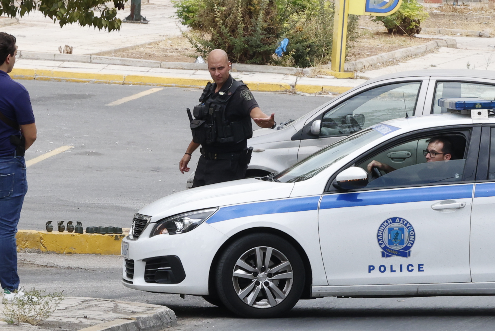 Ένα όπλο και ένα δέμα με εκρηκτικά σήμαναν συναγερμό στο κέντρο της Αθήνας – Κλειστή η οδός Σωκράτους