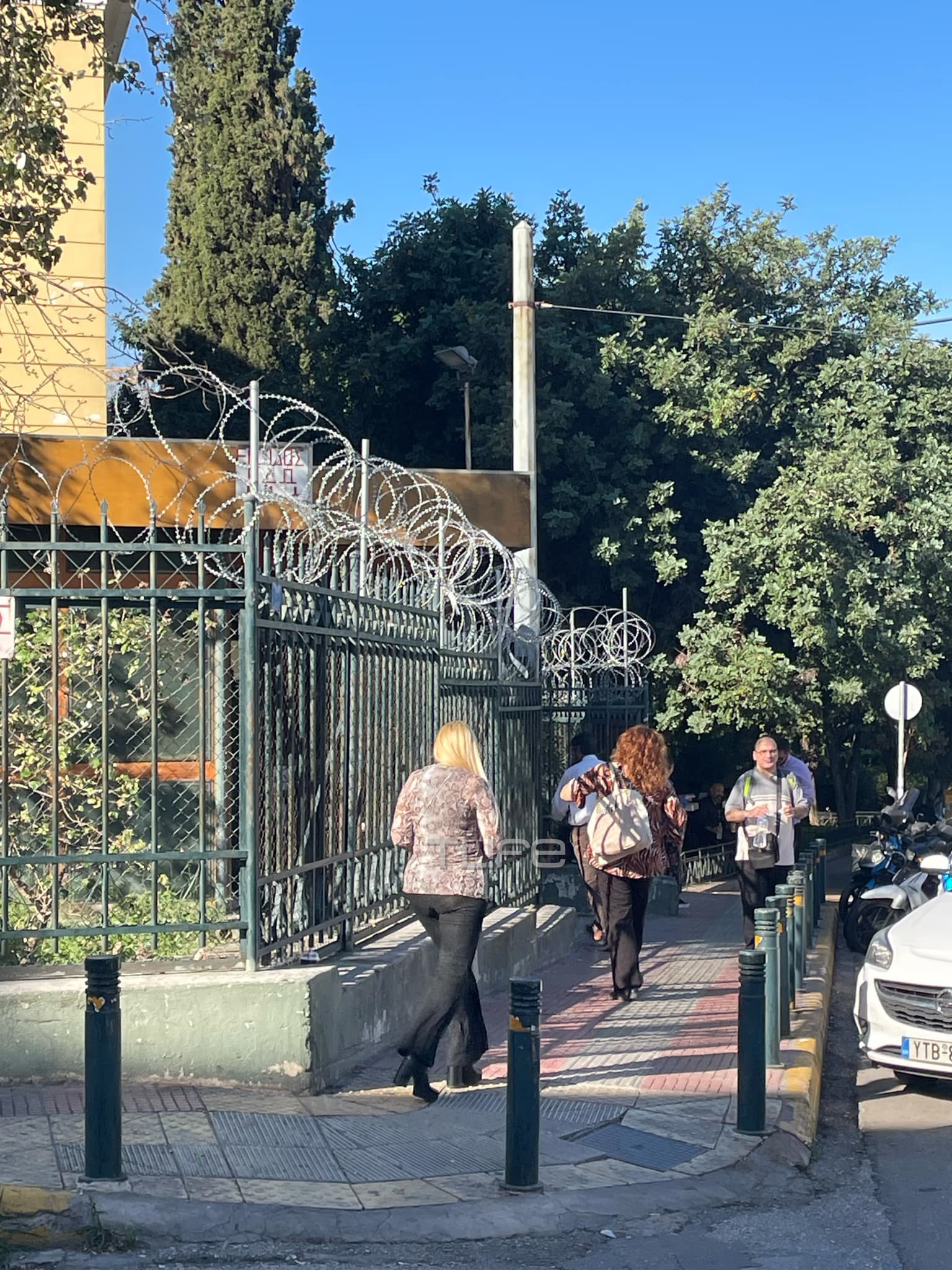 Γιάννης Πλούταρχος: Αυτή είναι η 47χρονη εμμονική θαυμάστρια – Τρομαγμένη έξω από τα δικαστήρια