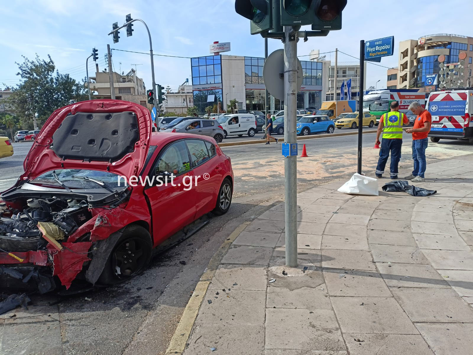 Τροχαίο στη Λεωφόρο Βουλιαγμένης με δυο σοβαρά τραυματίες στο ύψος της Γλυφάδας - Σμπαράλια τα αυτοκίνητα 8 Τροχαίο στη Λεωφόρο Βουλιαγμένης με δυο σοβαρά τραυματίες στο ύψος της Γλυφάδας - Σμπαράλια τα αυτοκίνητα