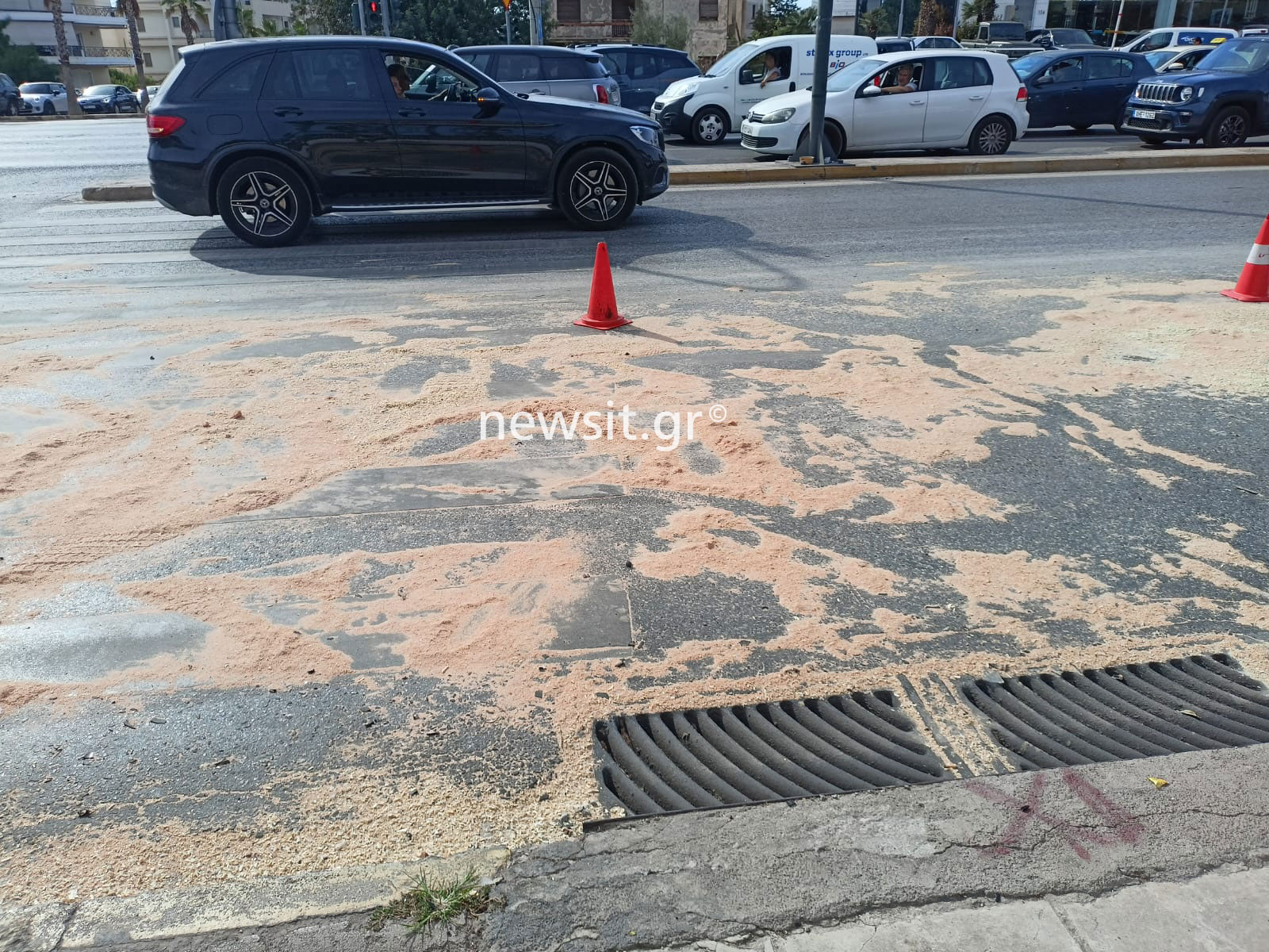 Τροχαίο στη Λεωφόρο Βουλιαγμένης με δυο σοβαρά τραυματίες στο ύψος της Γλυφάδας - Σμπαράλια τα αυτοκίνητα