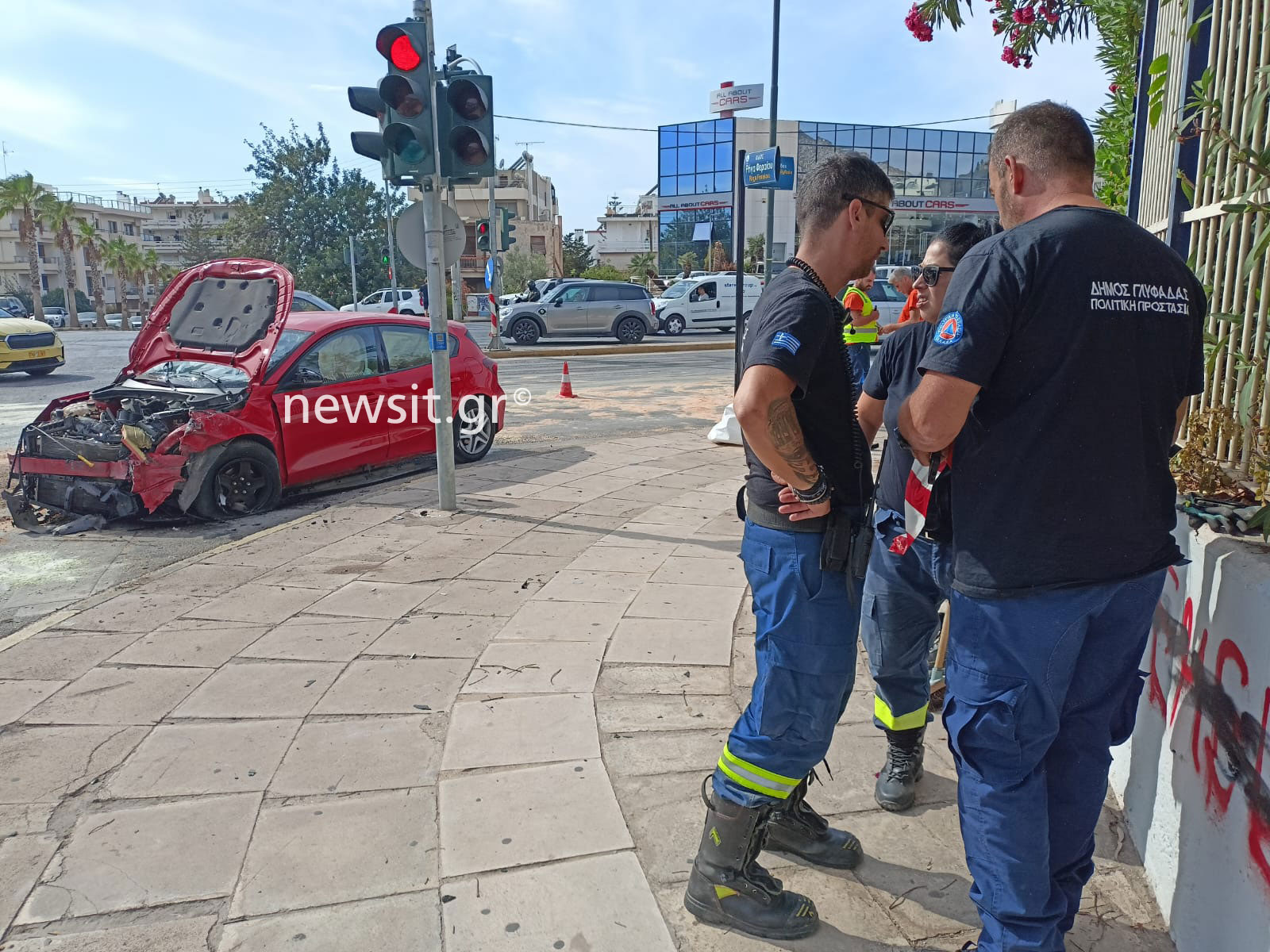 Τροχαίο στη Λεωφόρο Βουλιαγμένης με δυο σοβαρά τραυματίες στο ύψος της Γλυφάδας - Σμπαράλια τα αυτοκίνητα