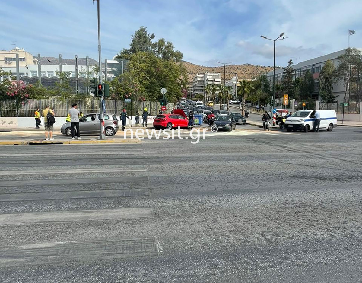 Τροχαίο στη Λεωφόρο Βουλιαγμένης με δυο σοβαρά τραυματίες στο ύψος της Γλυφάδας - Σμπαράλια τα αυτοκίνητα 10 Τροχαίο στη Λεωφόρο Βουλιαγμένης με δυο σοβαρά τραυματίες στο ύψος της Γλυφάδας - Σμπαράλια τα αυτοκίνητα