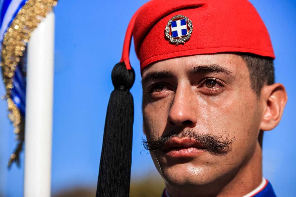 Ρίγη συγκίνησης για τα δάκρυα του εύζωνα την ώρα της παρέλασης στη Θεσσαλονίκη 3 Ρίγη συγκίνησης για τα δάκρυα του εύζωνα την ώρα της παρέλασης στη Θεσσαλονίκη