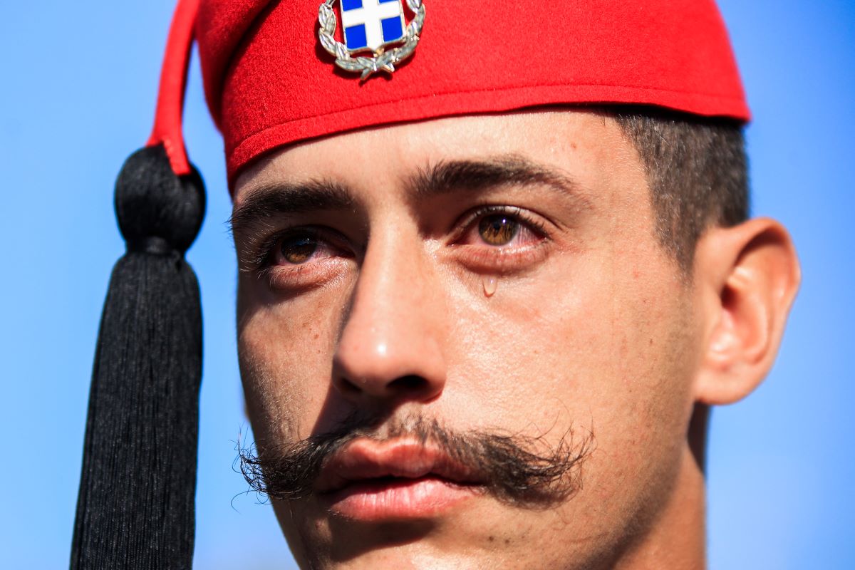 Ρίγη συγκίνησης για τα δάκρυα του εύζωνα την ώρα της παρέλασης στη Θεσσαλονίκη 4 Ρίγη συγκίνησης για τα δάκρυα του εύζωνα την ώρα της παρέλασης στη Θεσσαλονίκη