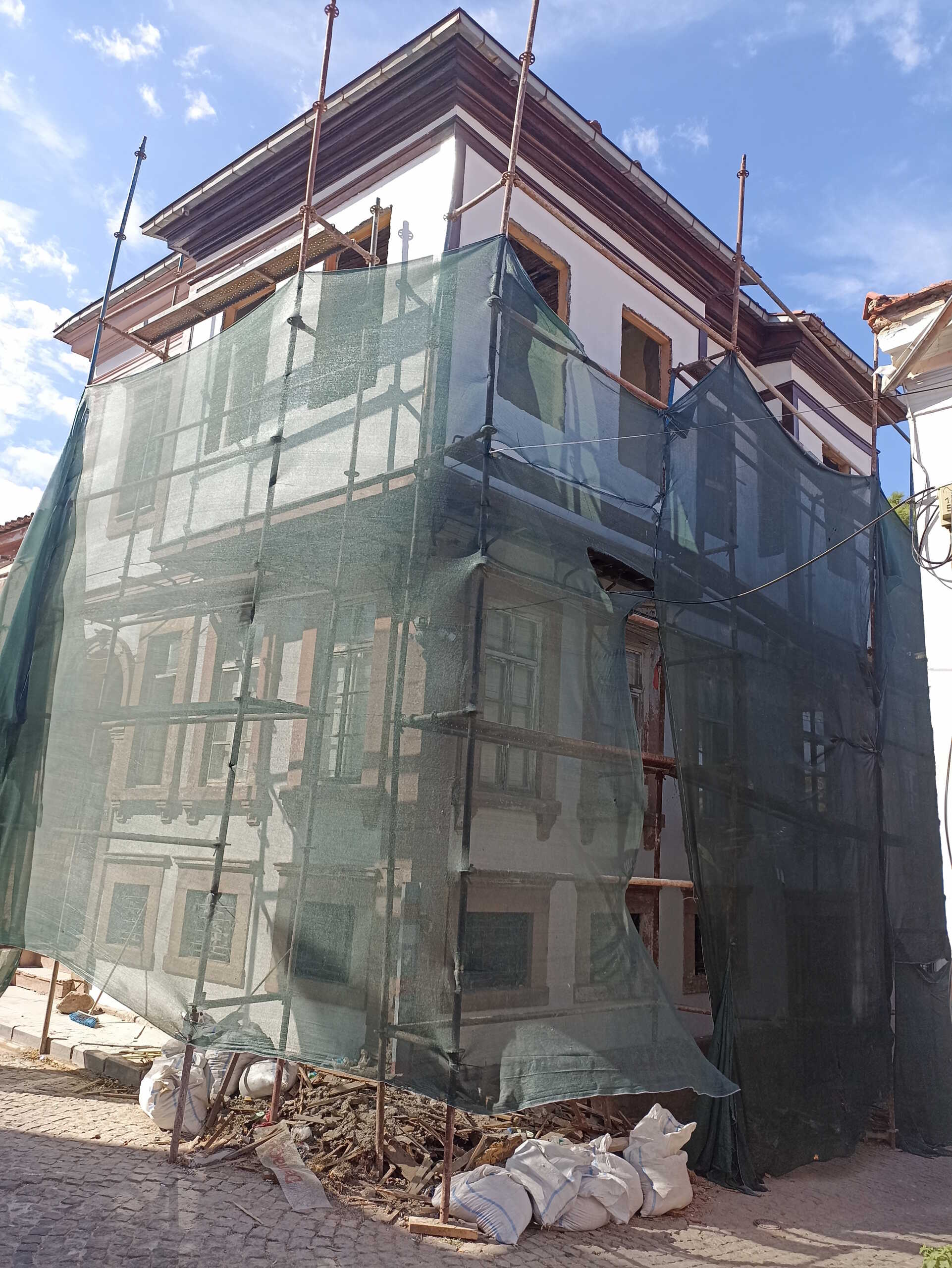 Ξεκίνησε η αποκατάσταση του σπιτιού του Ηλία Βενέζη στο Αϊβάλι 2 Ξεκίνησε η αποκατάσταση του σπιτιού του Ηλία Βενέζη στο Αϊβάλι