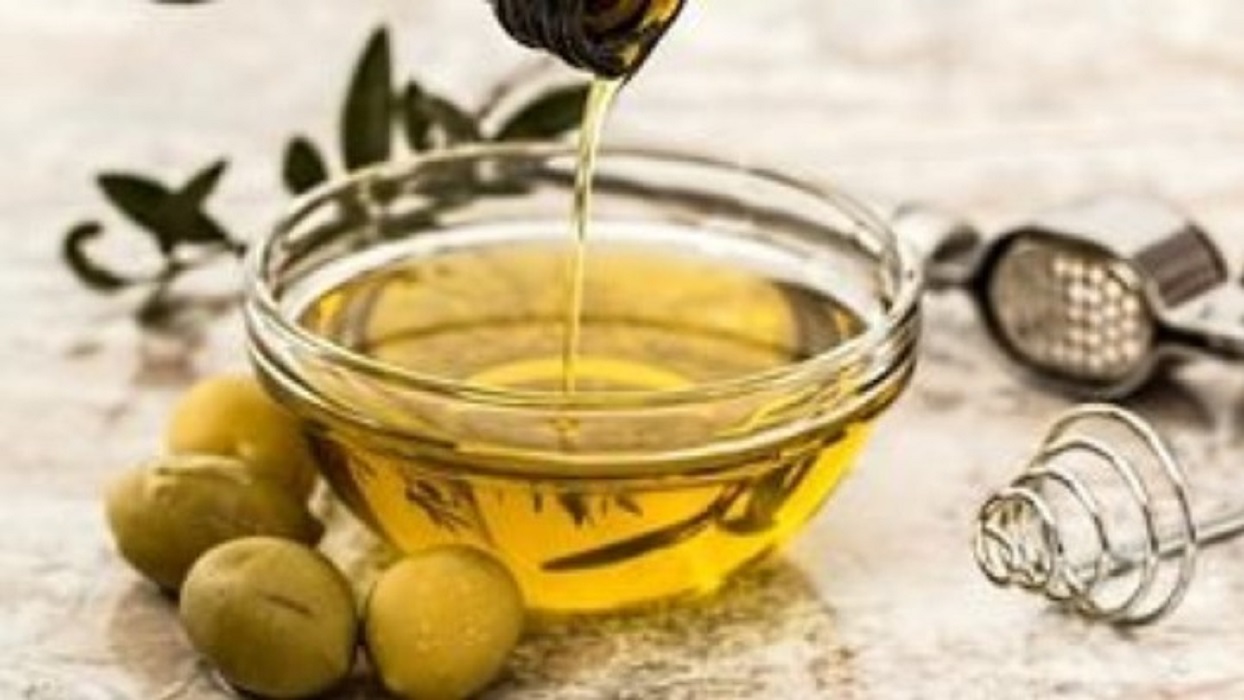 w05-81939w04191628s1093543oliveoil800