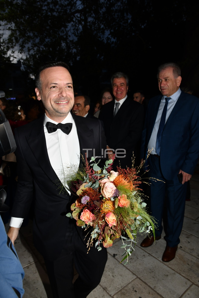 Γάμος Χάρη Δούκα: Η άφιξη του γαμπρού στην εκκλησία – Χειροκροτήματα και χειραψίες πριν την τελετή