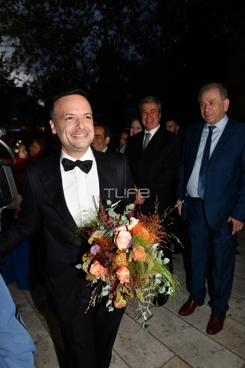 Γάμος Χάρη Δούκα: Η άφιξη του γαμπρού στην εκκλησία – Χειροκροτήματα και χειραψίες πριν την τελετή