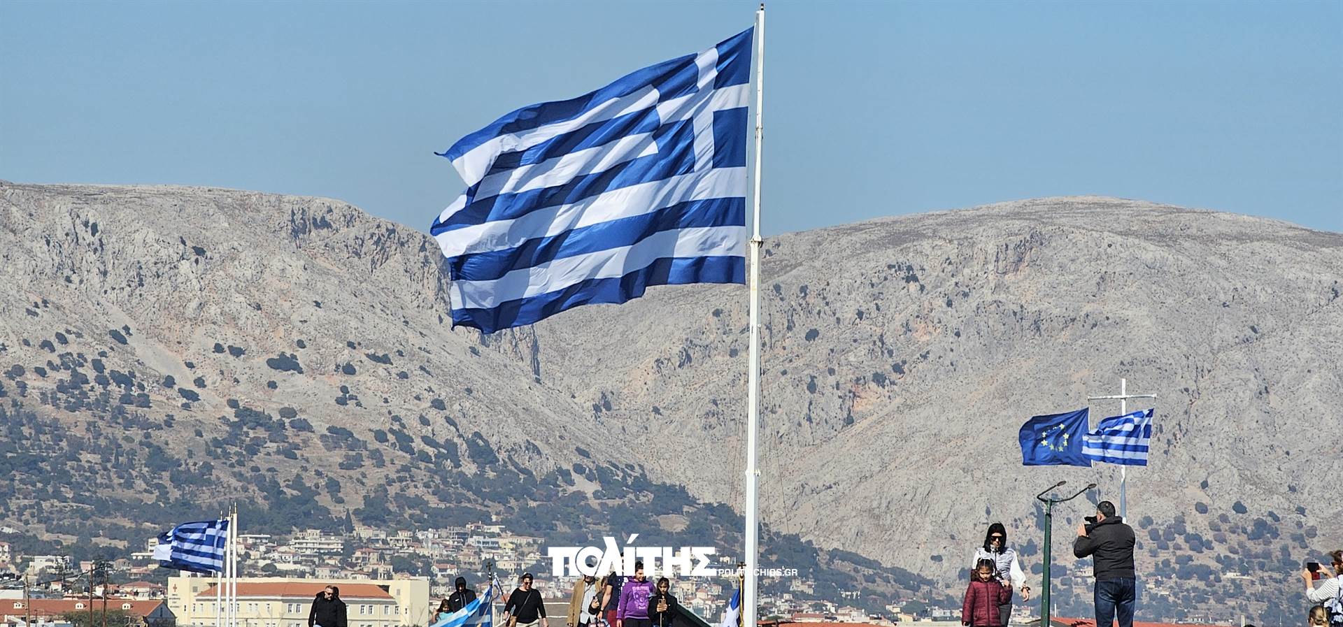 Υψώθηκε στη Χίο η μεγάλη σημαία του Αιγαίου για την 28η Οκτωβρίου - Εικόνες εθνικής υπερηφάνειας