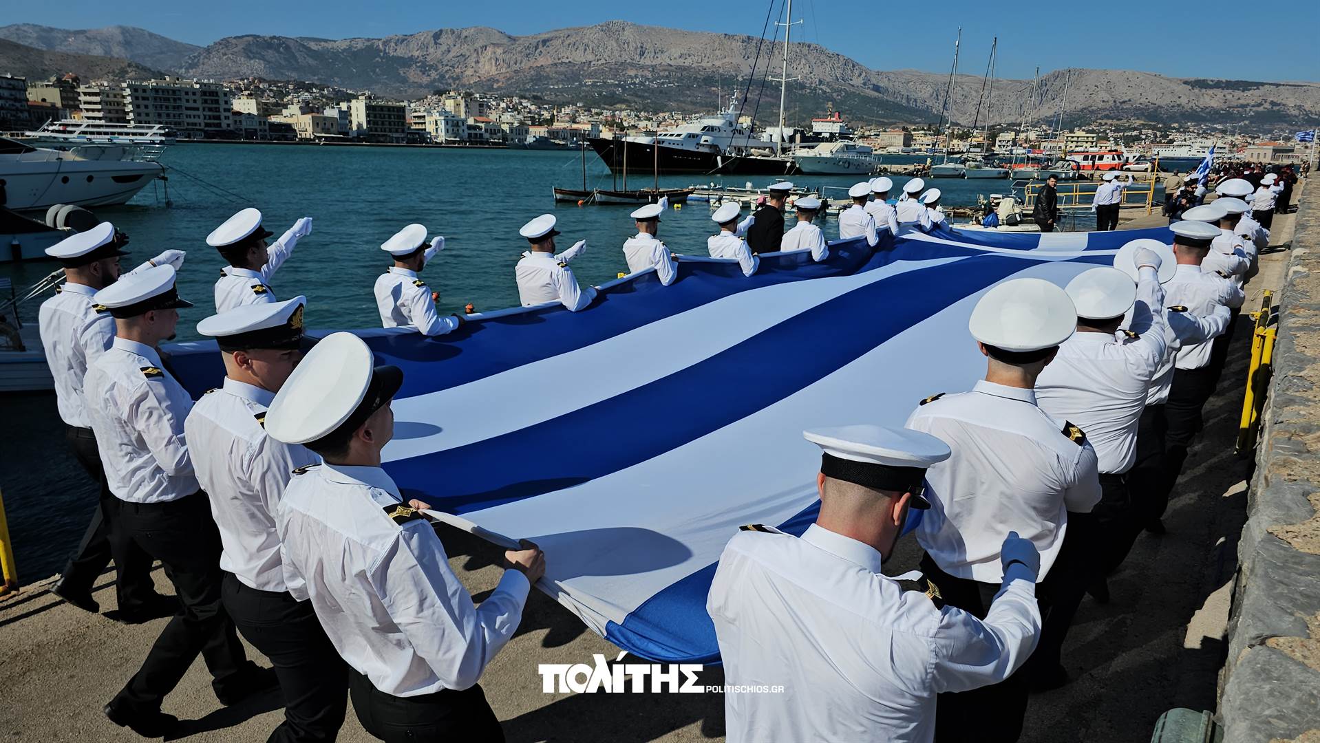 Υψώθηκε στη Χίο η μεγάλη σημαία του Αιγαίου για την 28η Οκτωβρίου - Εικόνες εθνικής υπερηφάνειας