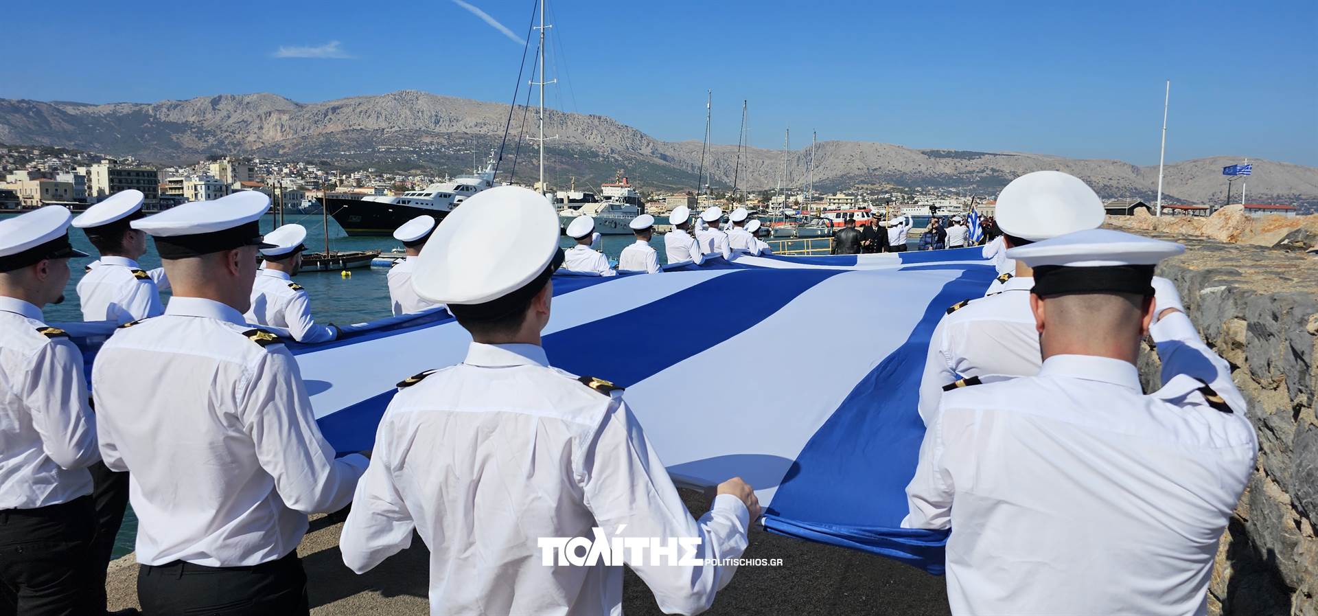 Υψώθηκε στη Χίο η μεγάλη σημαία του Αιγαίου για την 28η Οκτωβρίου - Εικόνες εθνικής υπερηφάνειας
