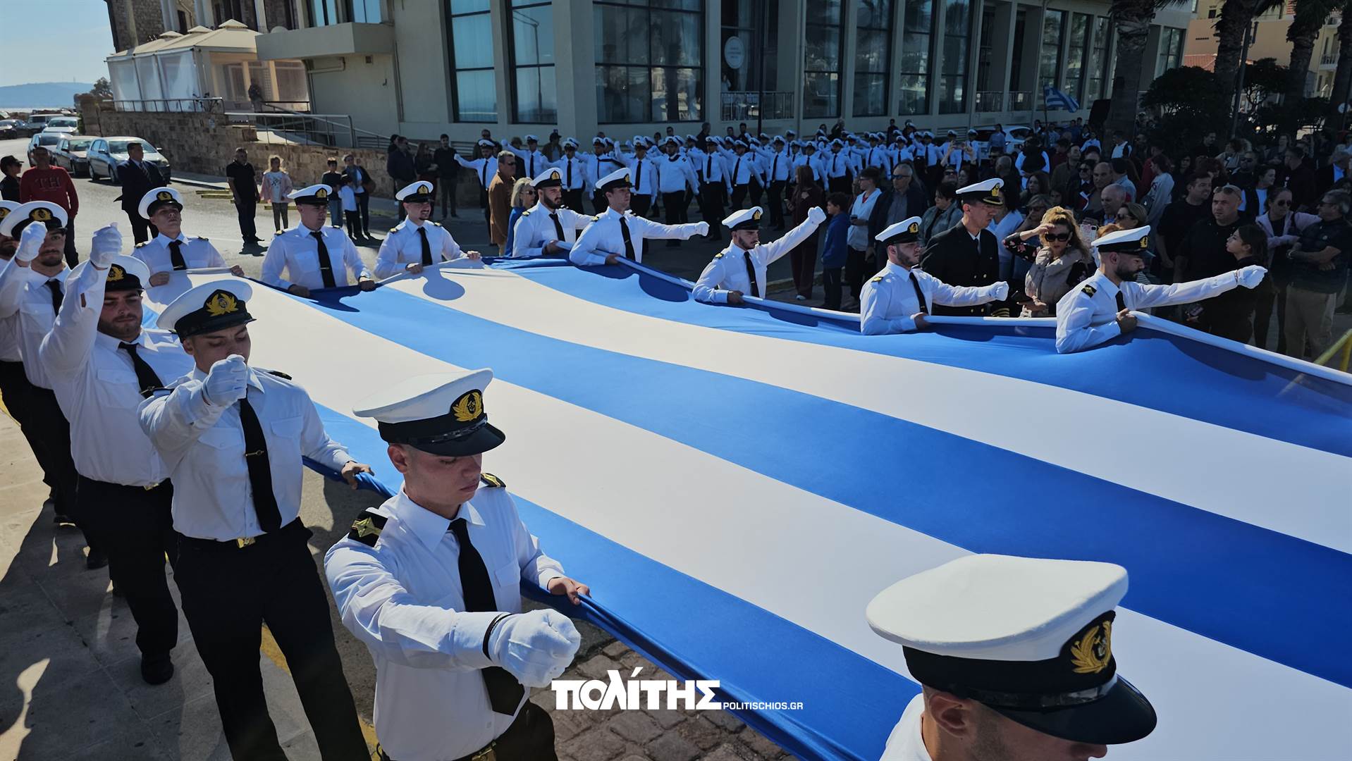 Υψώθηκε στη Χίο η μεγάλη σημαία του Αιγαίου για την 28η Οκτωβρίου - Εικόνες εθνικής υπερηφάνειας