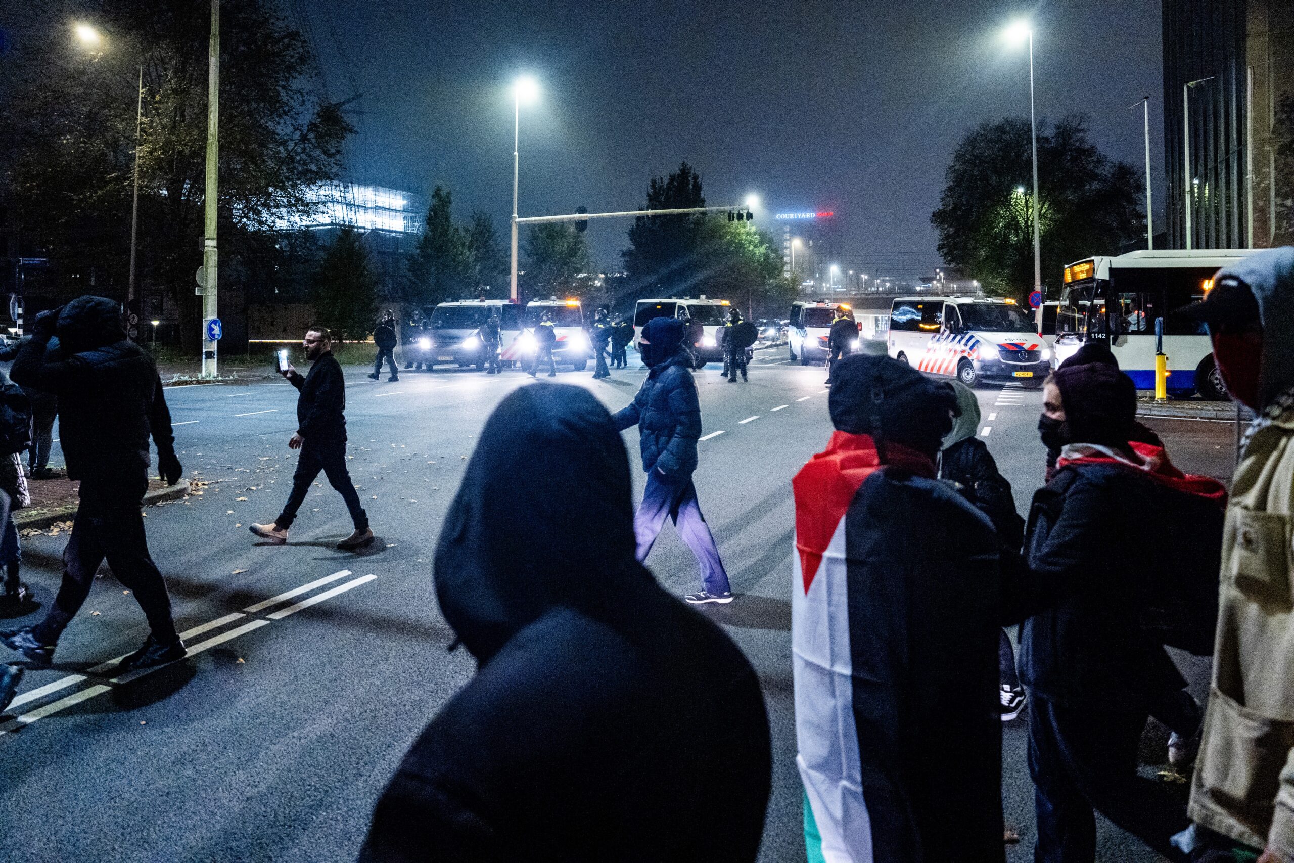 Οργή και ανησυχία για τα βίαια επεισόδια στο Άμστερνταμ – Εντολή Νετανιάχου στη Μοσάντ για σχέδιο δράσης