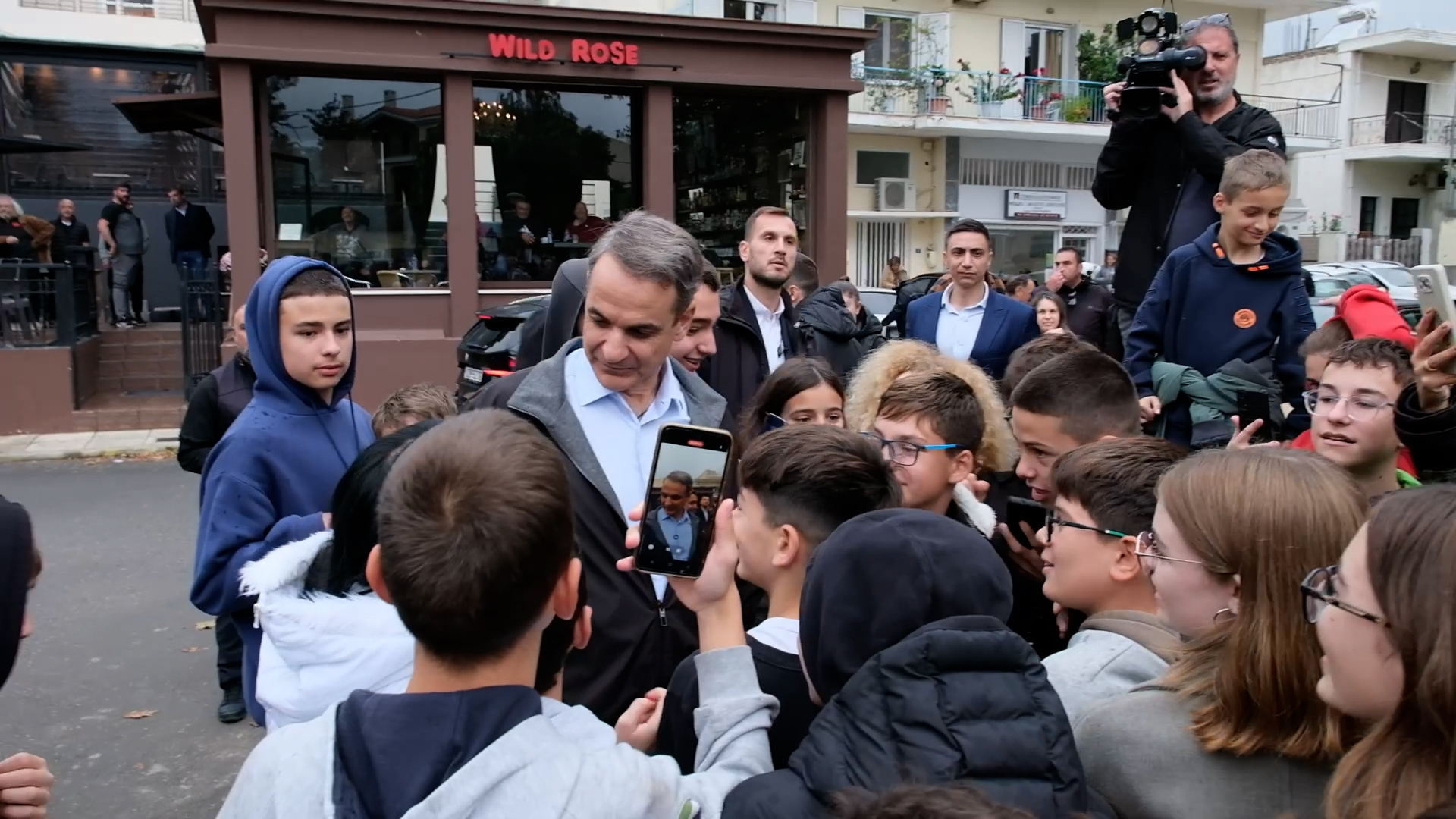 20241115-mitsotakis2 Επίσκεψη Μητσοτάκη στο Καπανδρίτι: Η βόλτα μαθητή με το πρωθυπουργικό αυτοκίνητο