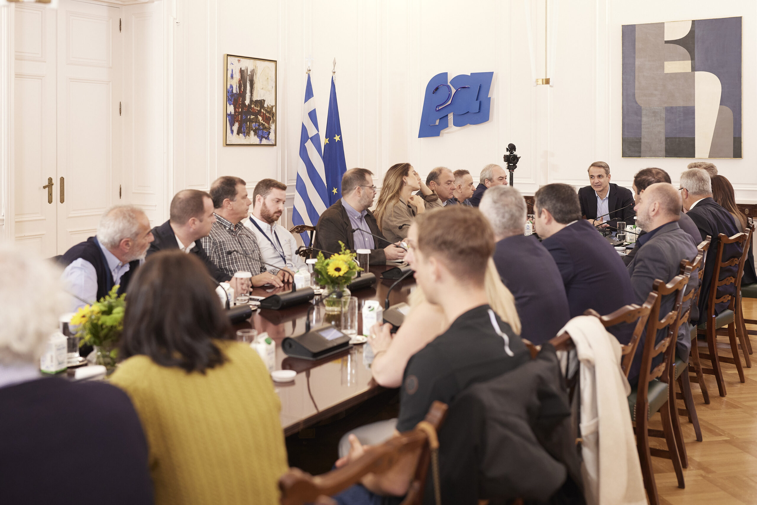 Συνάντηση Κ. Μητσοτάκη με τους ενοίκους της πολυκατοικίας στους Αμπελόκηπους – Ολική αποκατάσταση των ζημιών με κρατική βοήθεια