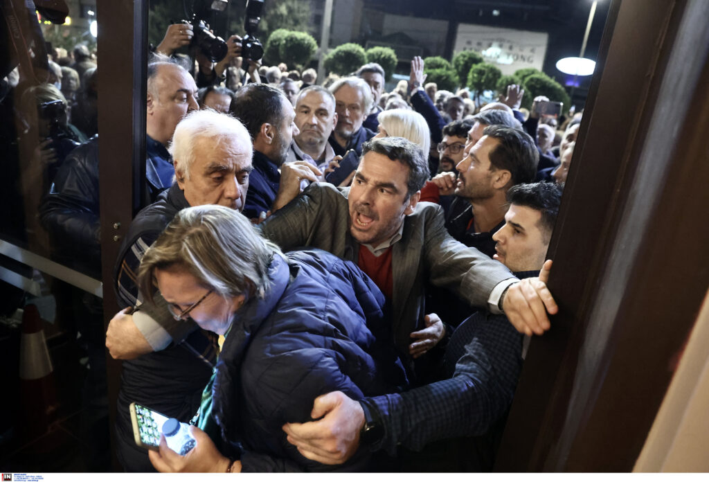 Σε κλίμα έντασης και διχασμού το συνέδριο του ΣΥΡΙΖΑ – Ομιλίες με αιχμές και αποχωρήσεις βουλευτών 5 Σε κλίμα έντασης και διχασμού το συνέδριο του ΣΥΡΙΖΑ – Ομιλίες με αιχμές και αποχωρήσεις βουλευτών