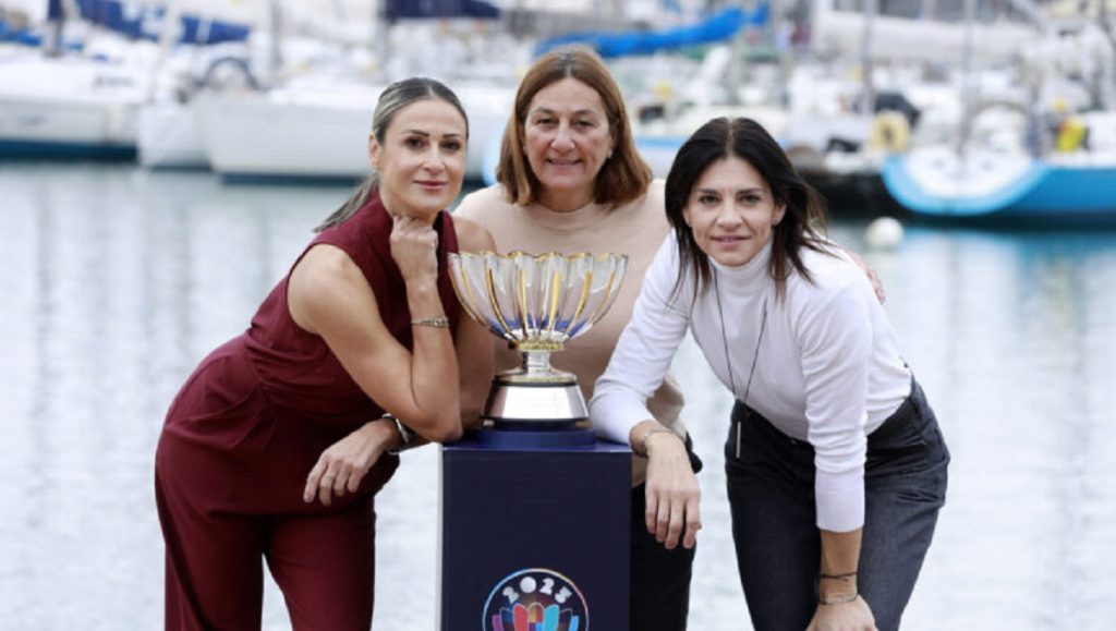 Eurobasket Γυναικών: Το κύπελλο και οι εκπρόσωποι στον Πειραιά 4 Eurobasket Γυναικών: Το κύπελλο και οι εκπρόσωποι στον Πειραιά