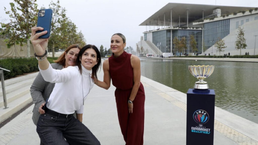 Eurobasket Γυναικών: Το κύπελλο και οι εκπρόσωποι στον Πειραιά 6 Eurobasket Γυναικών: Το κύπελλο και οι εκπρόσωποι στον Πειραιά