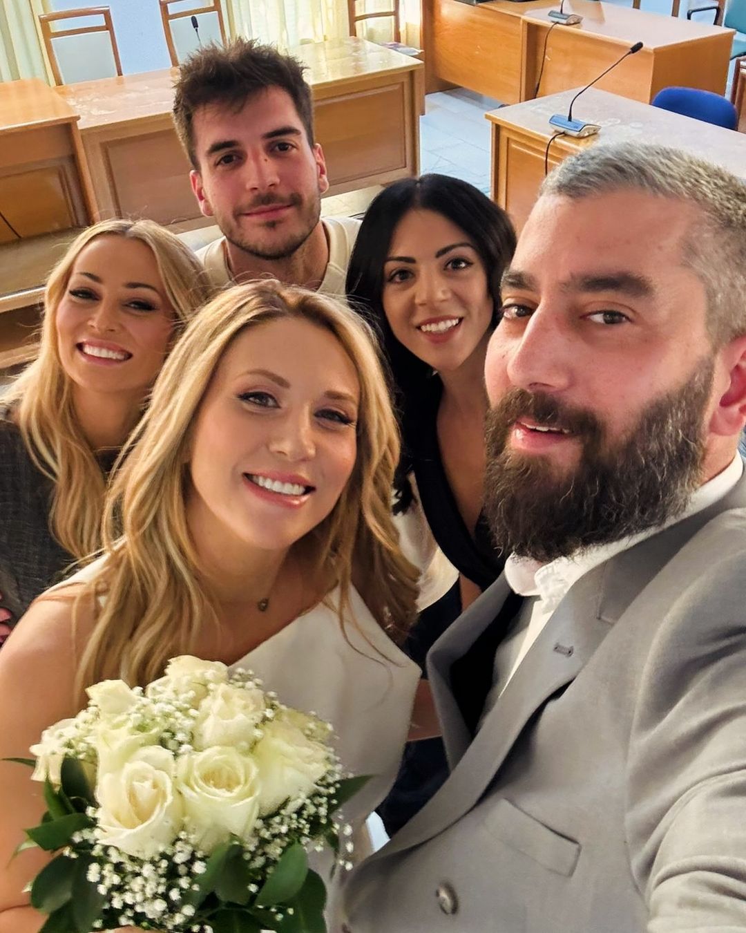 Φωτεινή Πετρογιάννη: Οι πρώτες φωτογραφίες από τον πολιτικό της γάμο με τον Μιχάλη Ρουμπή