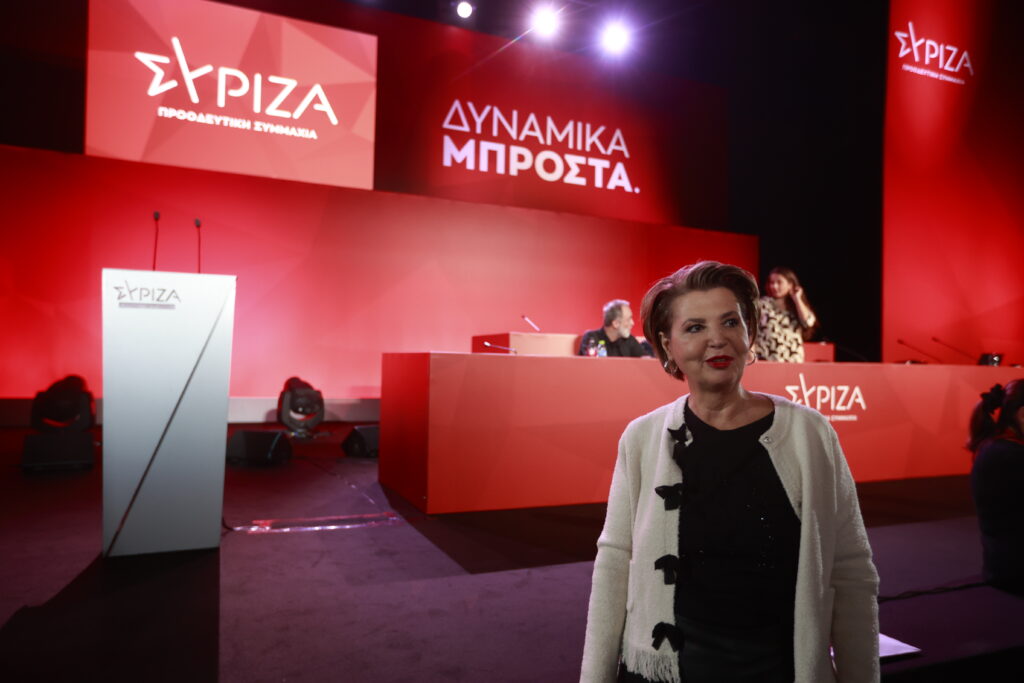 Συνέδριο ΣΥΡΙΖΑ εν μέσω χάους: «Στέφανε προχώρα άλλαξέ τα όλα», φωνάζουν οι υποστηρικτές Κασσελάκη – Έφτασε ο πρώην πρόεδρος 6 Συνέδριο ΣΥΡΙΖΑ εν μέσω χάους: «Στέφανε προχώρα άλλαξέ τα όλα», φωνάζουν οι υποστηρικτές Κασσελάκη – Έφτασε ο πρώην πρόεδρος
