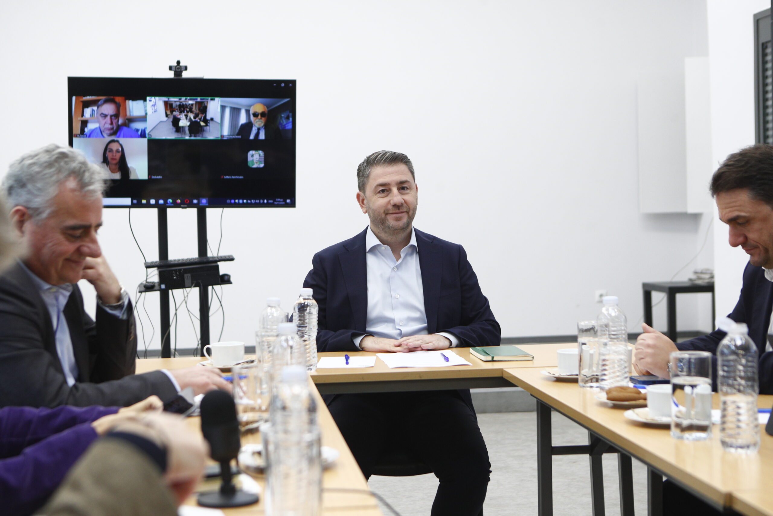 «Το ΠΑΣΟΚ βάζει την ατζέντα και η κυβέρνηση ακολουθεί αμυνόμενη» – Ολοκληρώθηκε η συνεδρίαση του Συντονιστικού Πολιτικού Κέντρου
