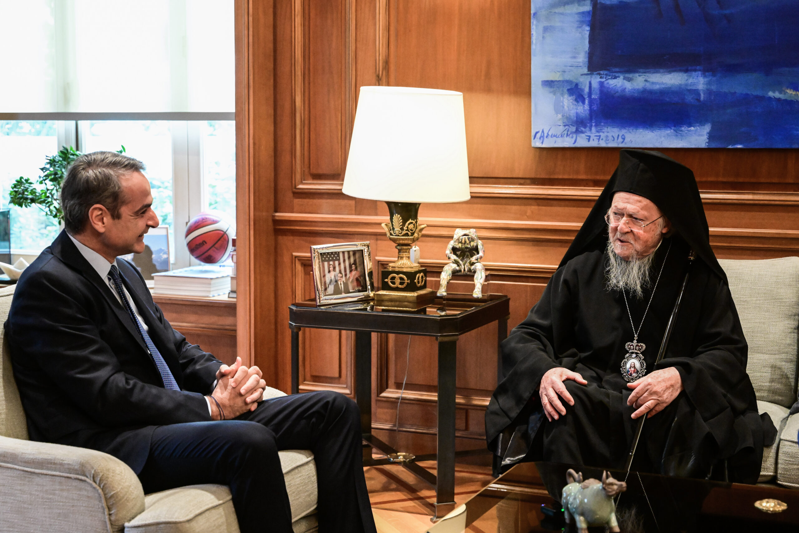 Ολοκληρώθηκε σε φιλικό κλίμα η συνάντηση του Κυριάκου Μητσοτάκη με τον Οικουμενικό Πατριάρχη