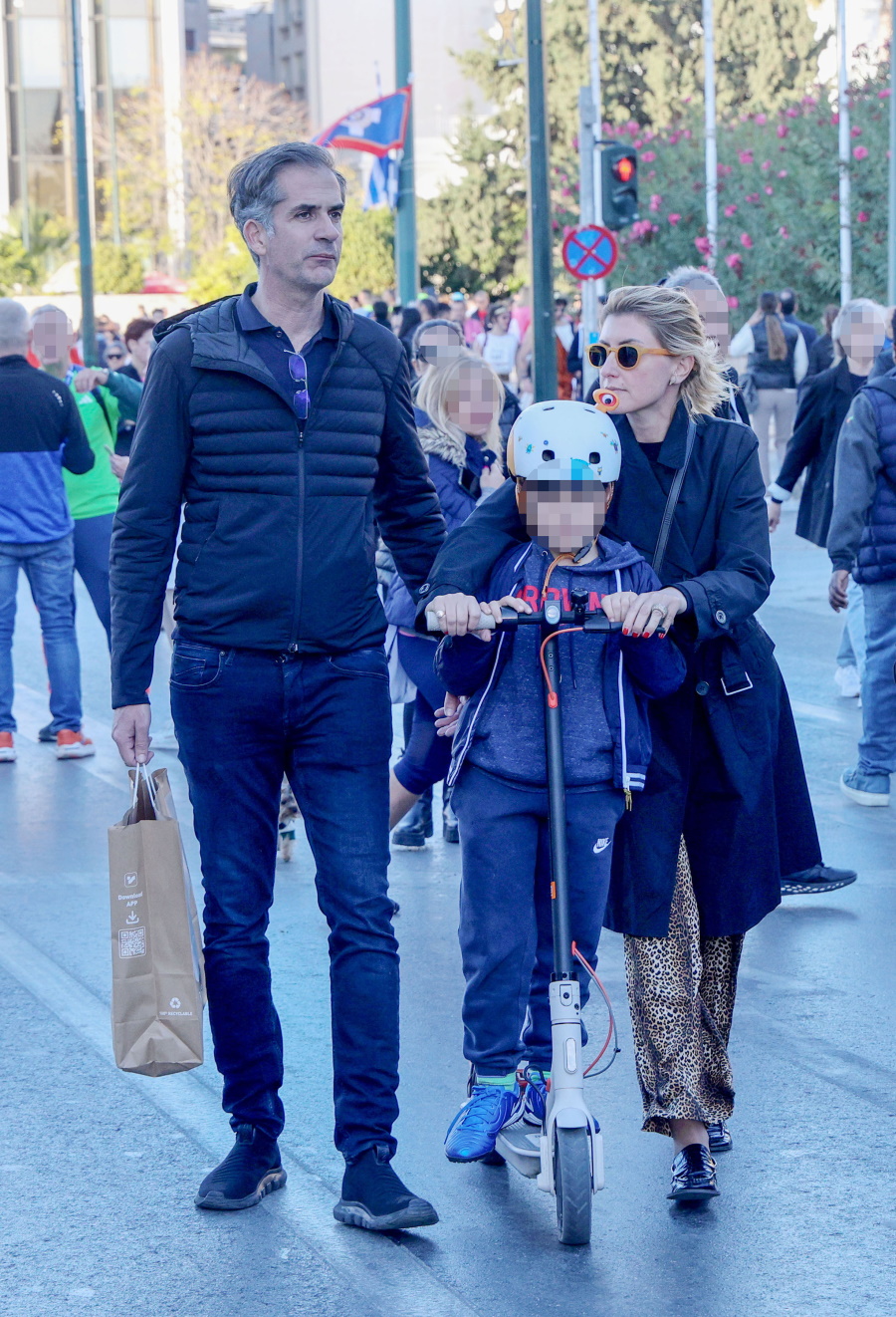 Σία Κοσιώνη – Κώστας Μπακογιάννης: Βόλτα στο κέντρο της Αθήνας με τον 7χρονο γιο τους – Φωτογραφίες