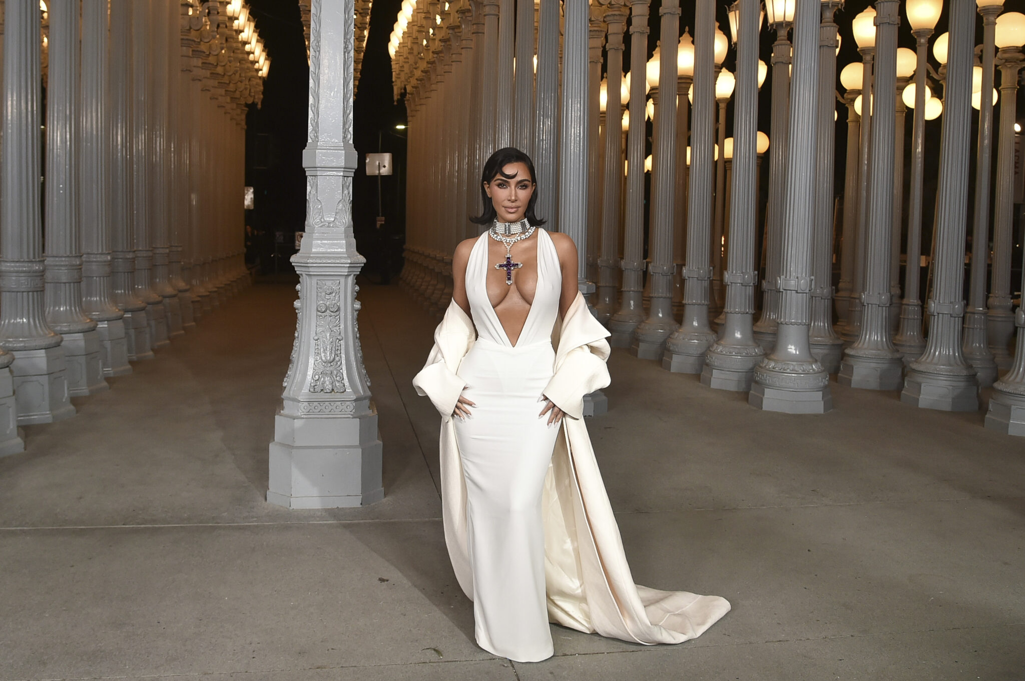 Οργή στα social media για την Κιμ Καρντάσιαν: Φόρεσε σταυρό της πριγκίπισσας Νταϊάνα – «Το μετέτρεψε σε χυδαίο»