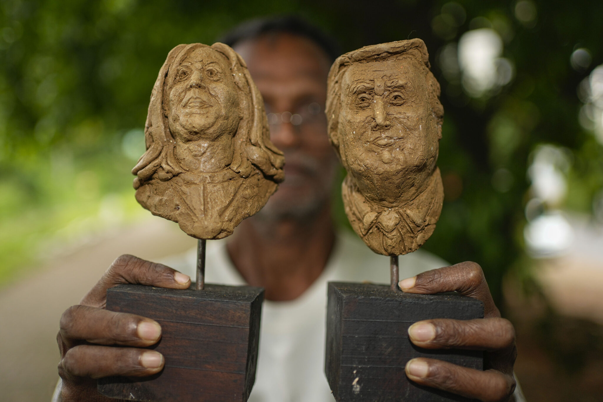 Εκλογές ΗΠΑ: Ο παγκόσμιος αντίκτυπος της ιστορικής αναμέτρησης μέσα από τον φωτογραφικό φακό του AP