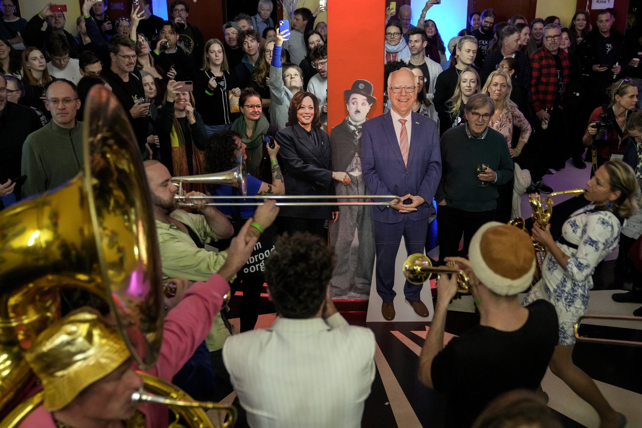 Εκλογές ΗΠΑ: Ο παγκόσμιος αντίκτυπος της ιστορικής αναμέτρησης μέσα από τον φωτογραφικό φακό του AP