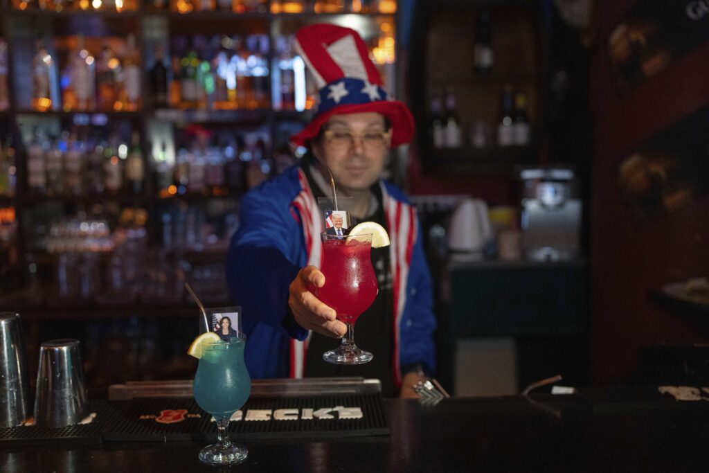 Εκλογές ΗΠΑ: Ο παγκόσμιος αντίκτυπος της ιστορικής αναμέτρησης μέσα από τον φωτογραφικό φακό του AP