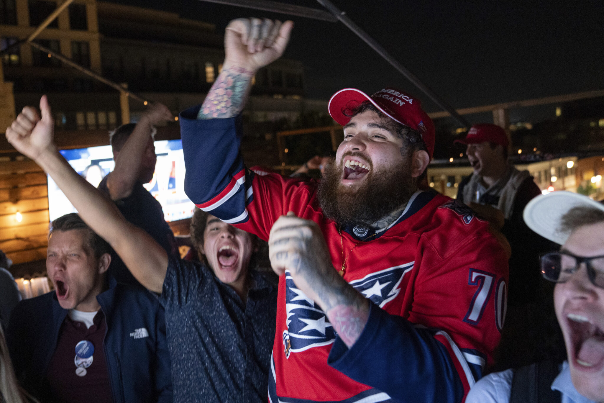 Eκλογές ΗΠΑ: Ενθουσιασμός και απογοήτευση στις πρώτες αντιδράσεις για τη νίκη Τραμπ